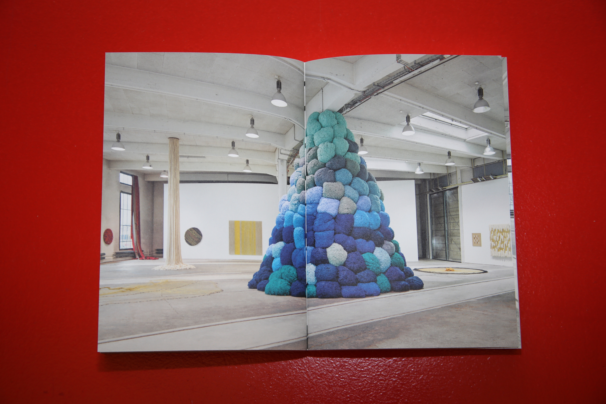SHEILA HICKS / A LITTLE BIT OF A LOT OF THINGS