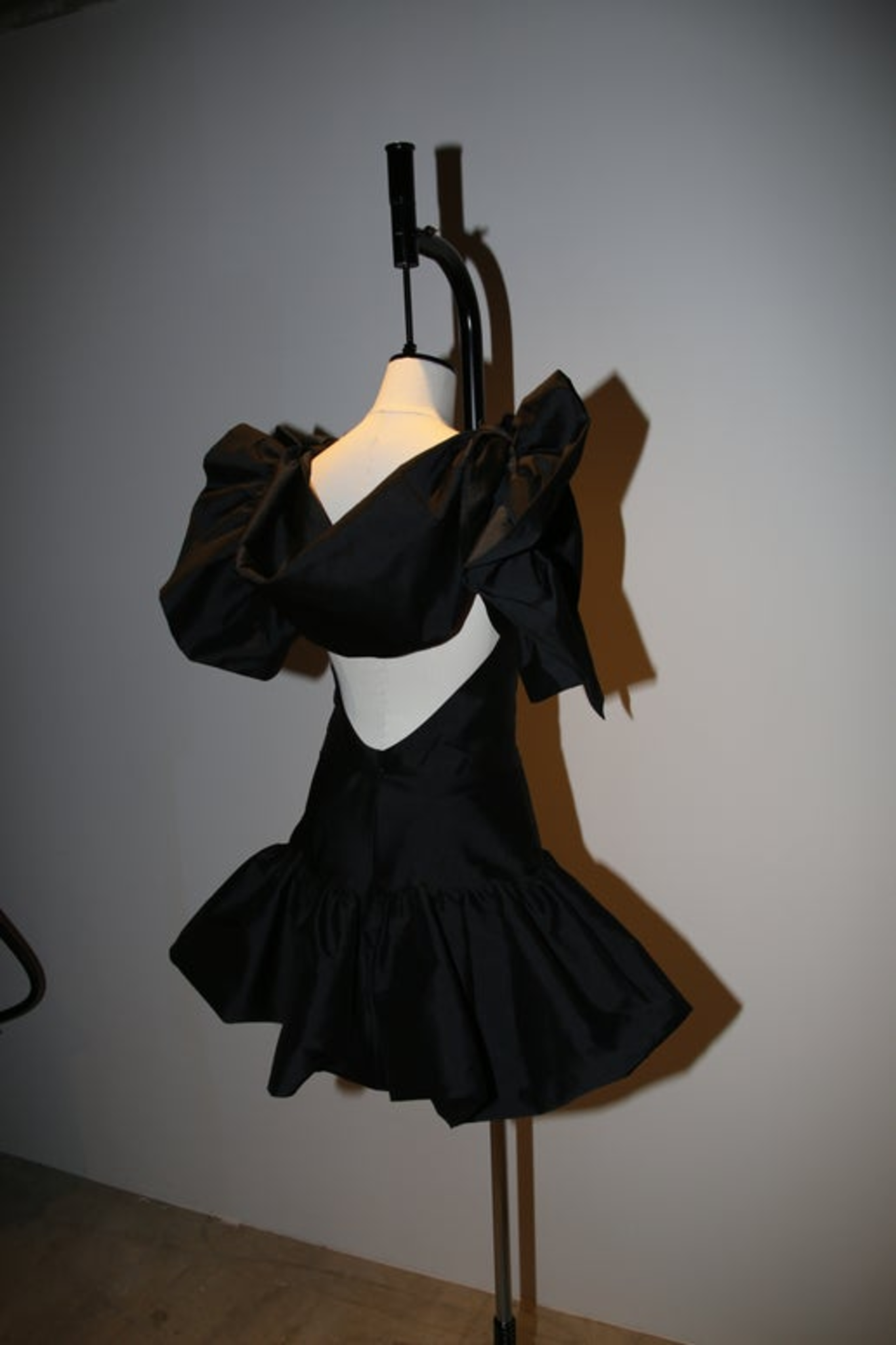 PAULA CANOVAS DEL VAS / MINI PUFF DRESS IN BLACK TAFFETA