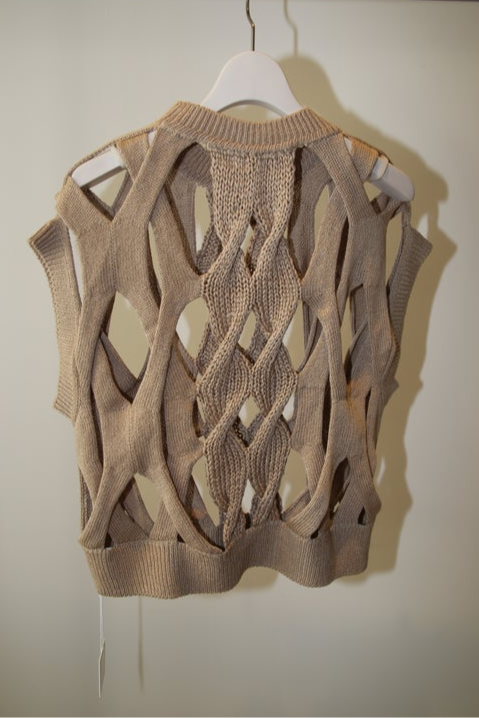KOTA GUSHIKEN / CABLES IN THE AIR WAIST COAT IN BEIGE
