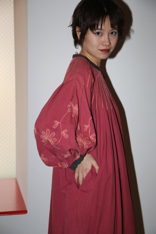 1960 WALIAS / VOLUME SLEEVE COTTON DRESS WITH HAND EMBROIDERY