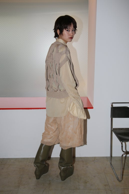 KOTA GUSHIKEN / CABLES IN THE AIR WAIST COAT IN BEIGE