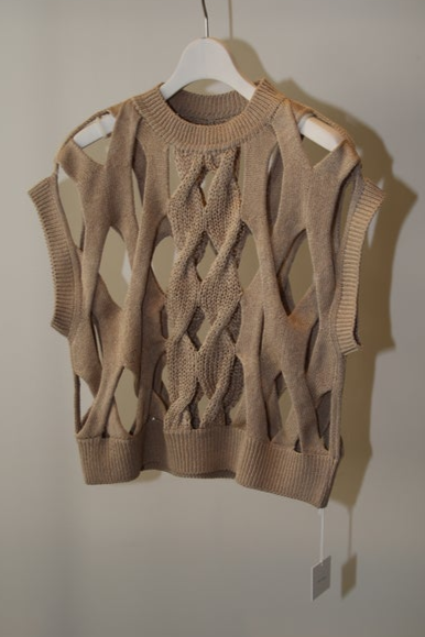 KOTA GUSHIKEN / CABLES IN THE AIR WAIST COAT IN BEIGE