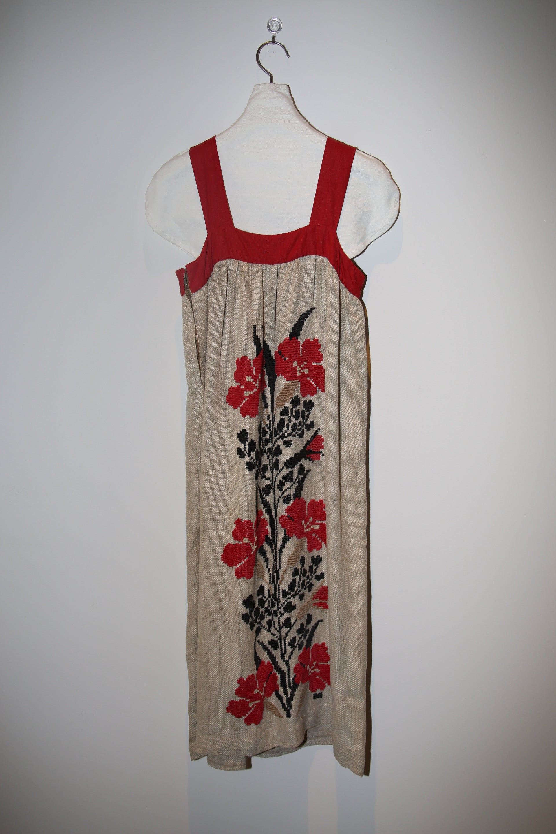 1950 VINTAGE / RUSSIAN HAND EMBROIDERY LINEN DRESS