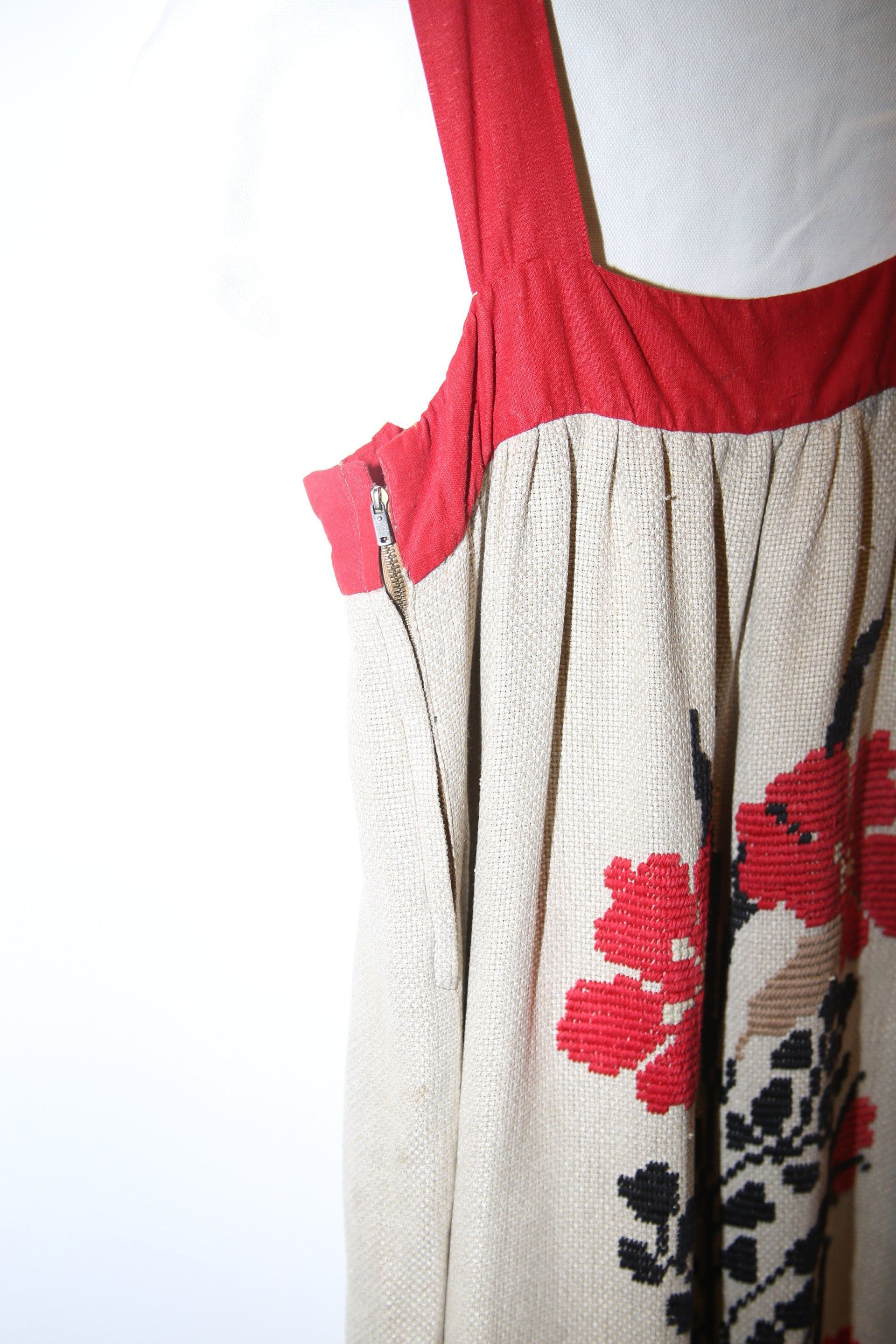 1950 VINTAGE / RUSSIAN HAND EMBROIDERY LINEN DRESS