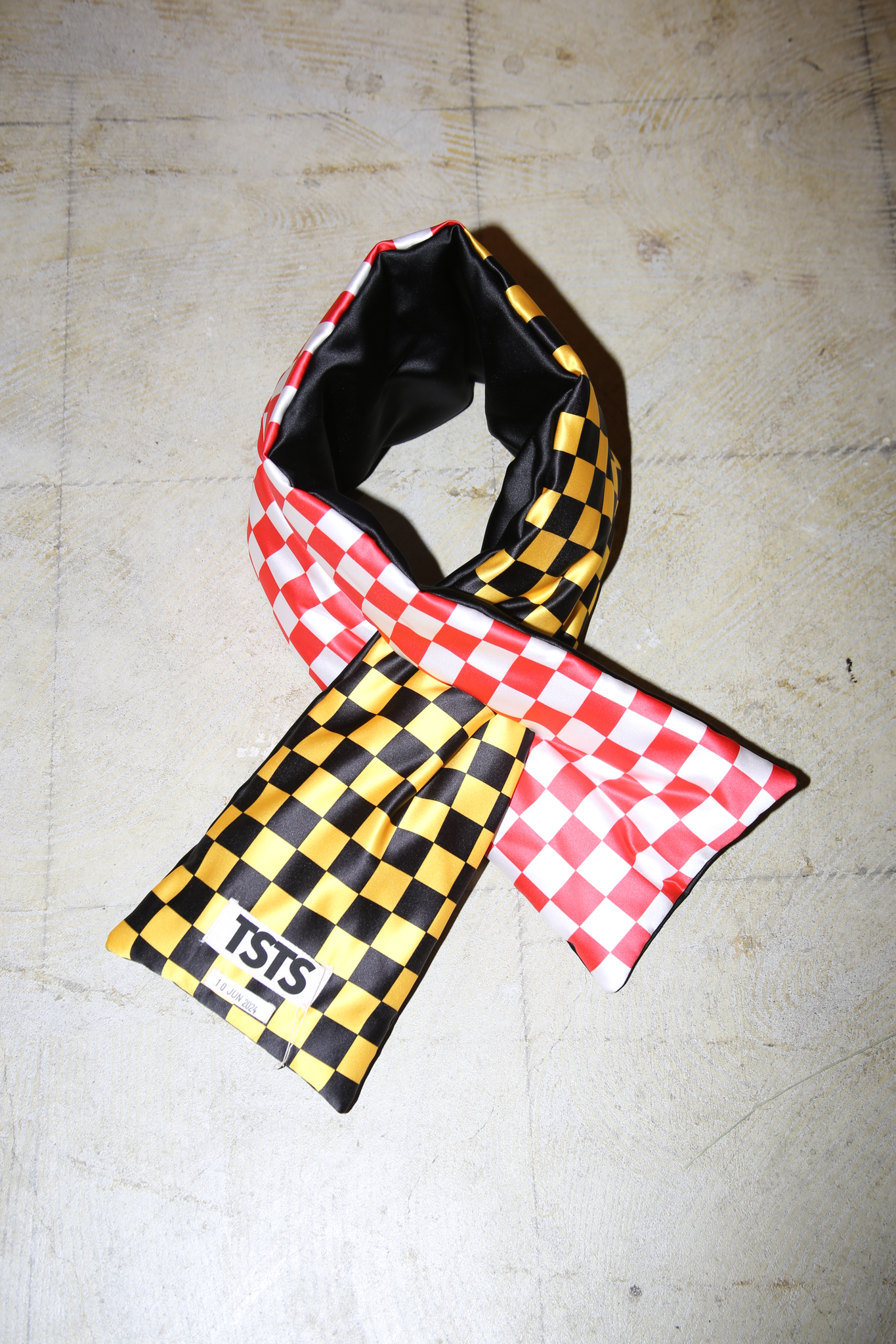 TSTS / DUALITY PADDED SCARF IN CHECKER FLAG