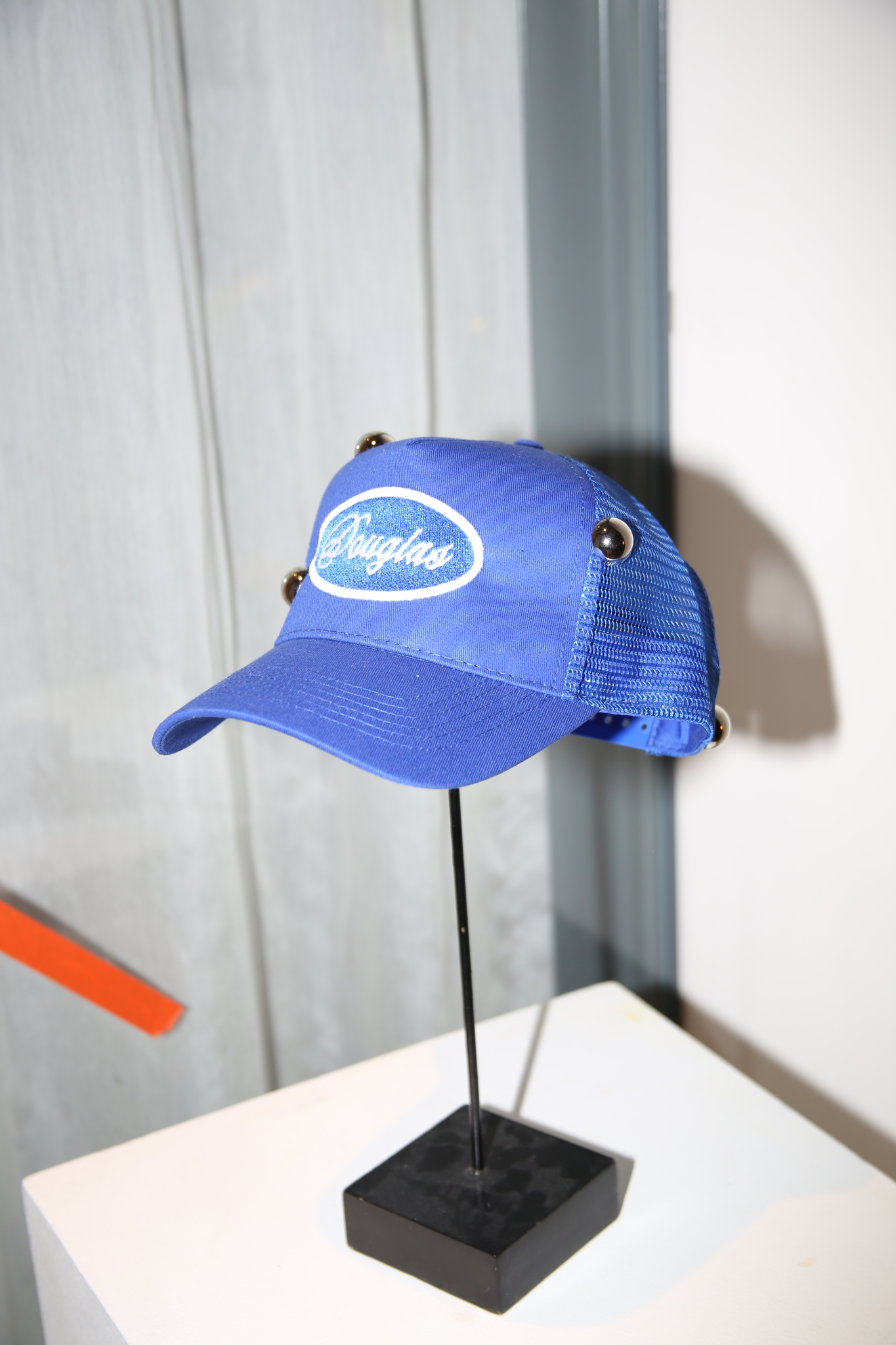 ELLA DOUGLAS / SILVER RIVET TRUCKER HAT IN BLUE