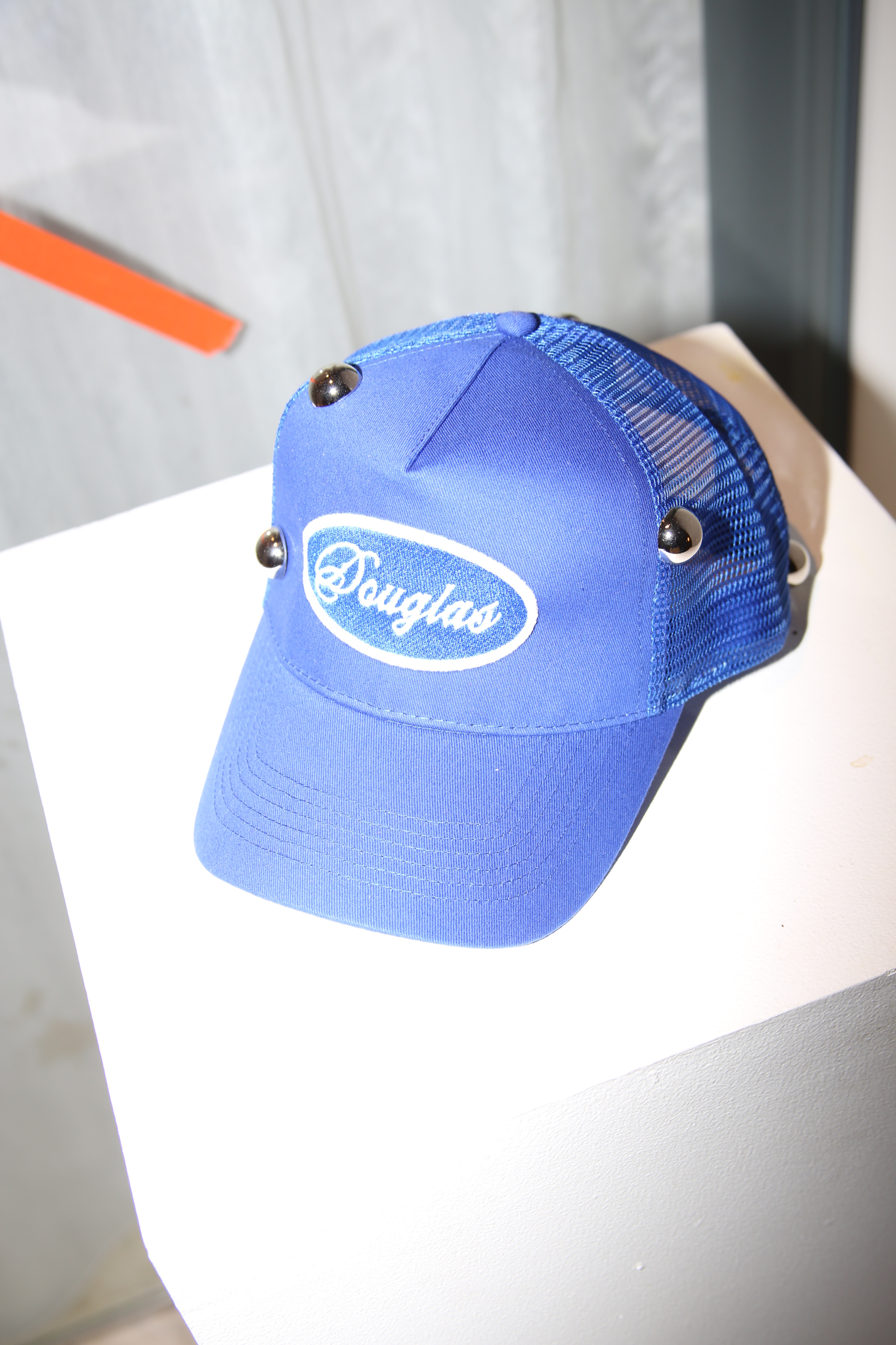 ELLA DOUGLAS / SILVER RIVET TRUCKER HAT IN BLUE