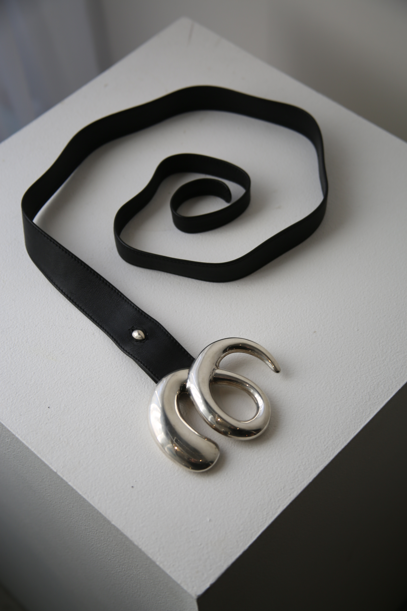 1982 ELSA PERETTI FOR TIFFANY / E-MOTIF BUCKLE LEATHER BELT IN BLACK