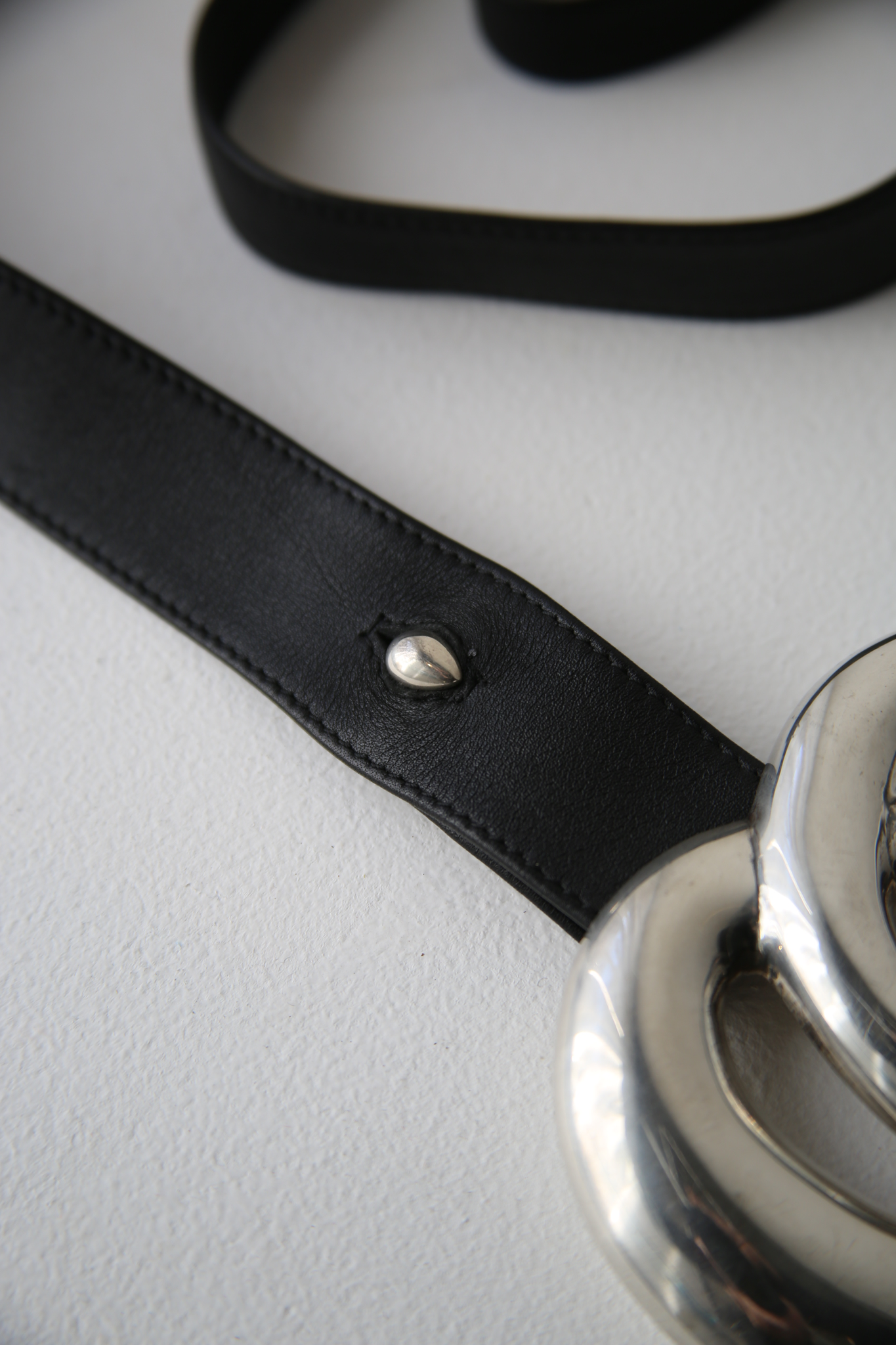 1982 ELSA PERETTI FOR TIFFANY / E-MOTIF BUCKLE LEATHER BELT IN BLACK