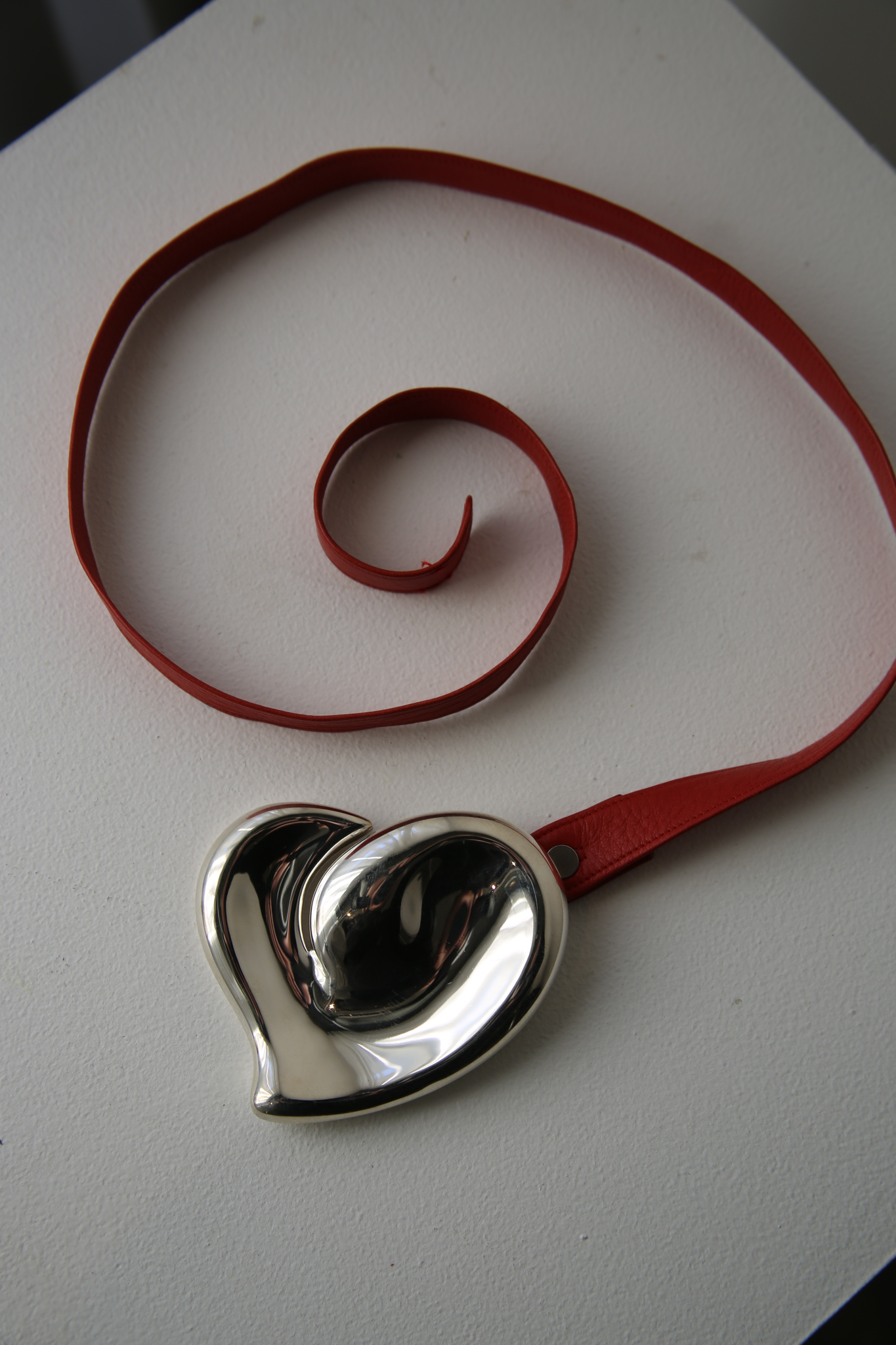 1978 ELSA PERETTI FOR TIFFANY / HUGE HART SCULPTURE BUCKLE LEATHER BELT IN RED