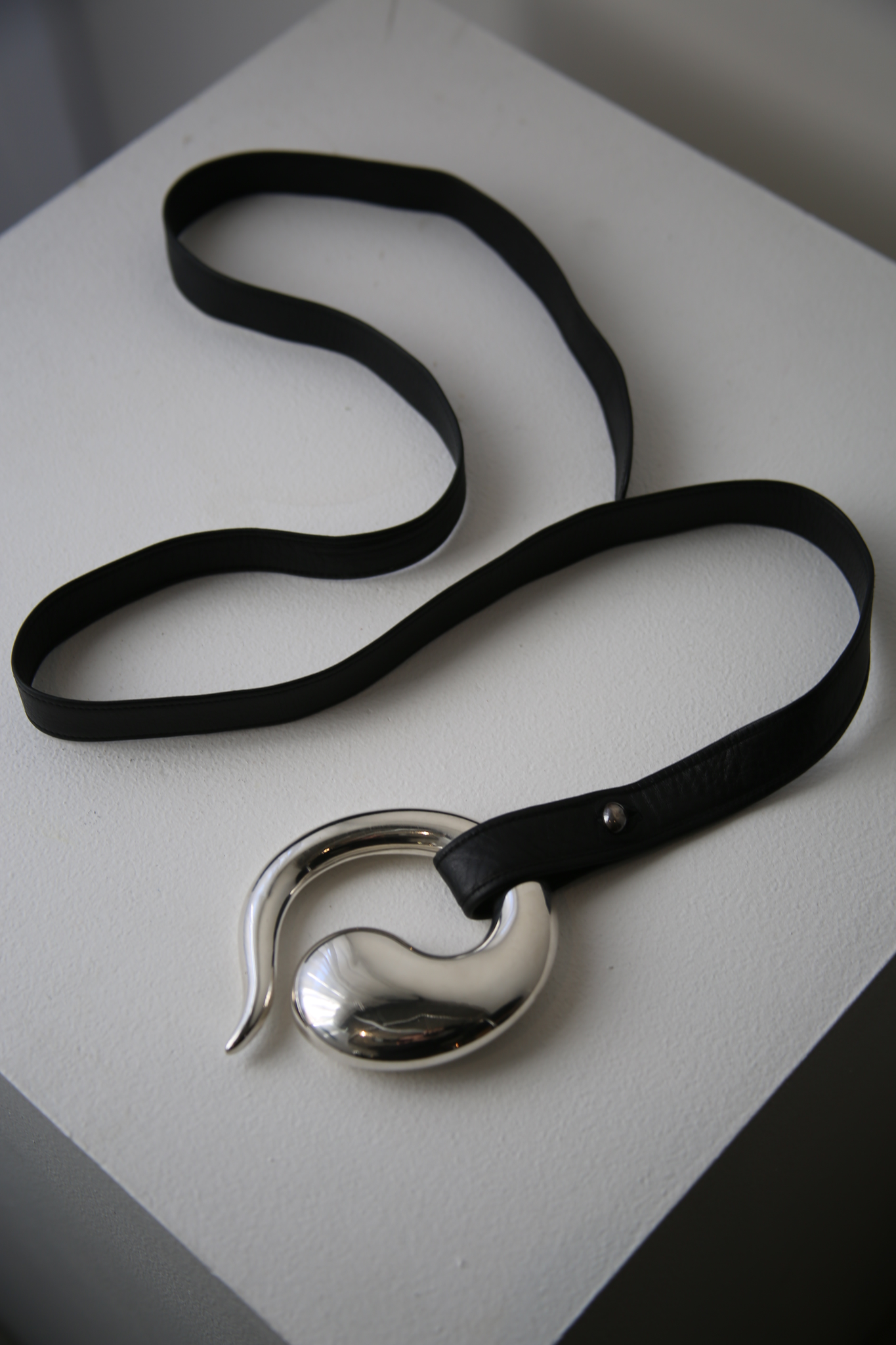 1981 ELSA PERETTI FOR TIFFANY / HUGE ETERNAL CIRCLE BUCKLE LEATHER BELT