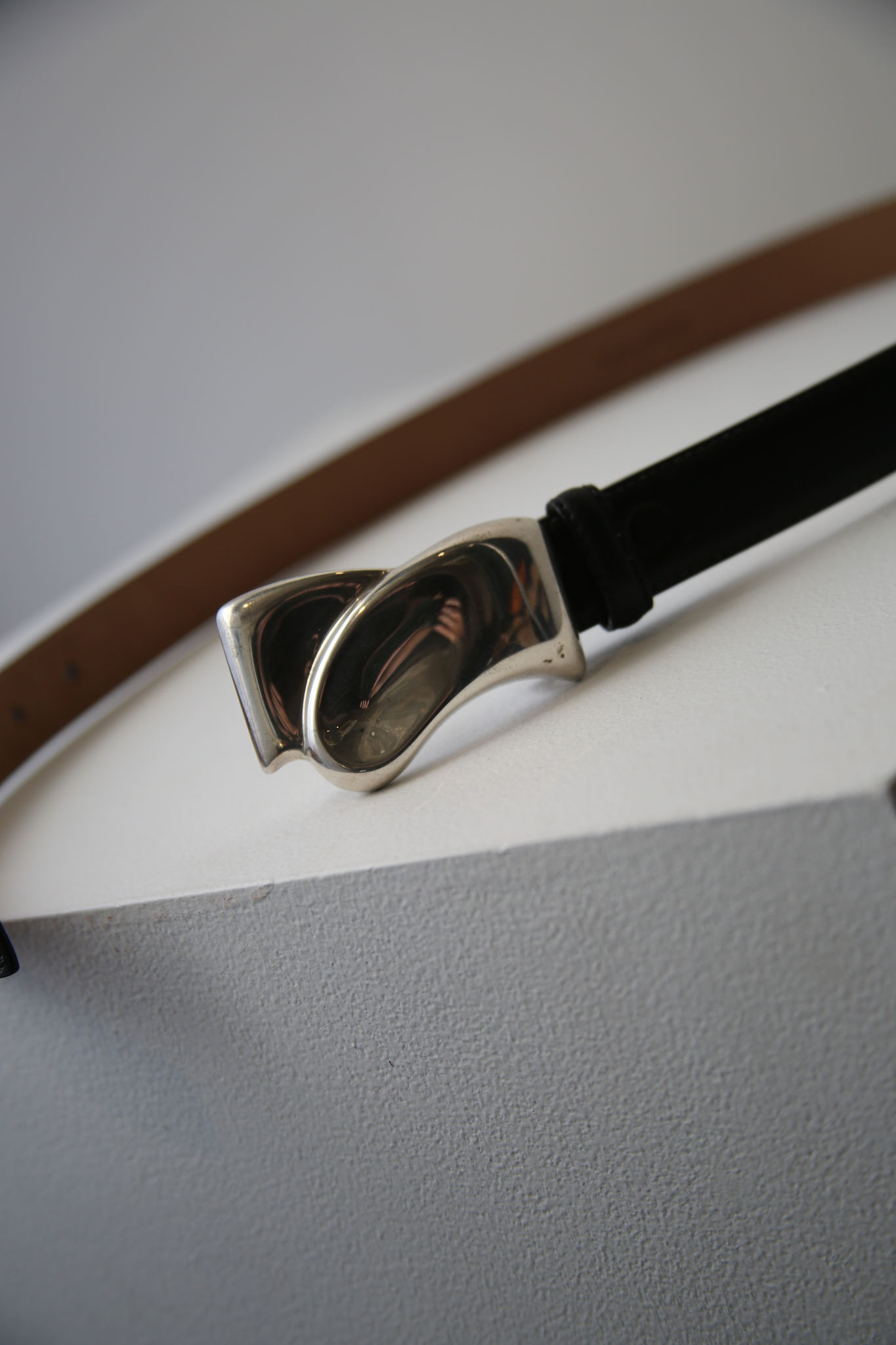 ELSA PERETTI FOR TIFANY / ORGANIC SHAPE SQUARE BUCKLE LEATHER BELT IN BLACK