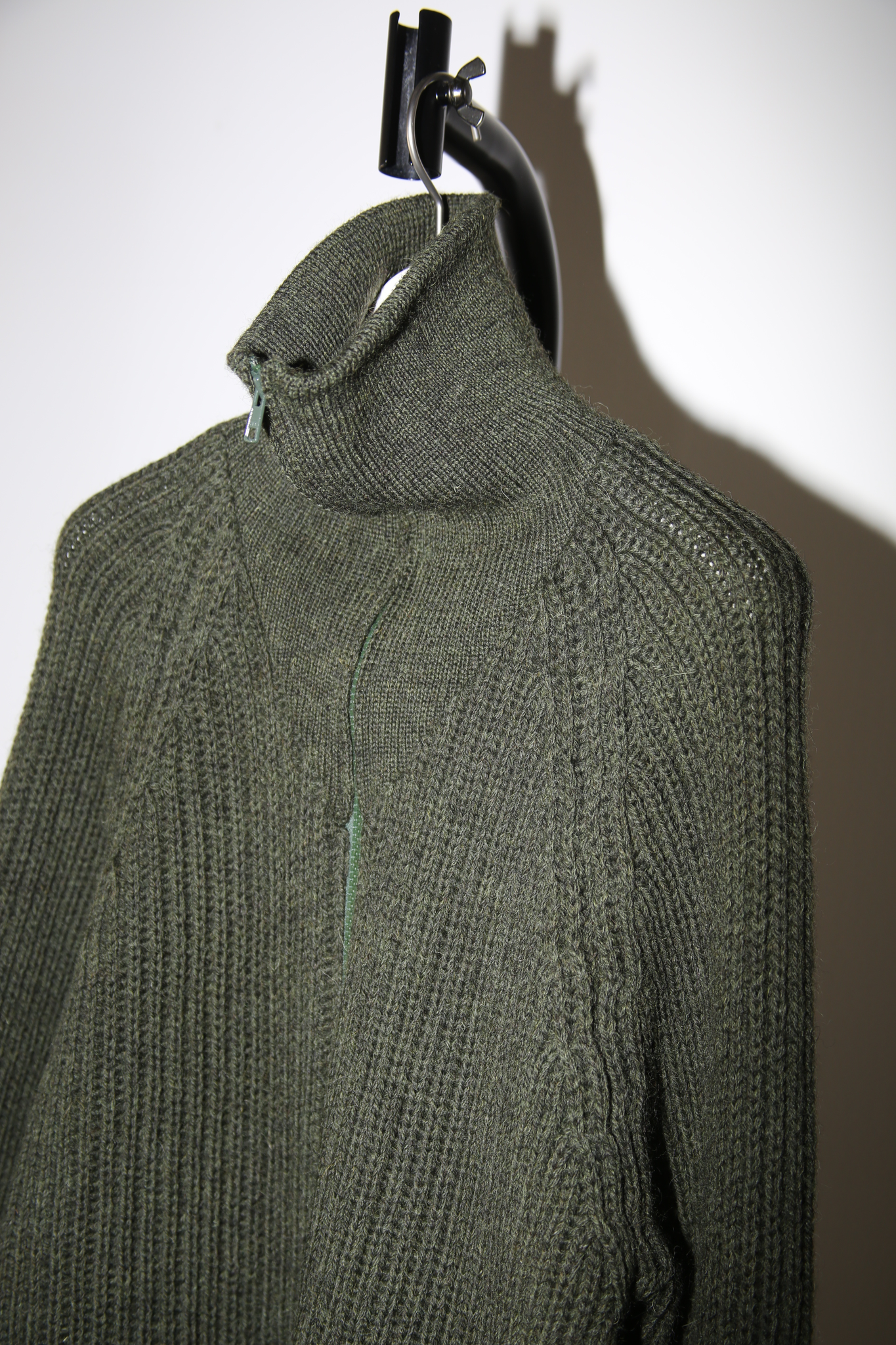 1990 VINTAGE / LOW GAUGE WOOL ZIP UP DRIVERS SWEATER IN OLIVE GREEN