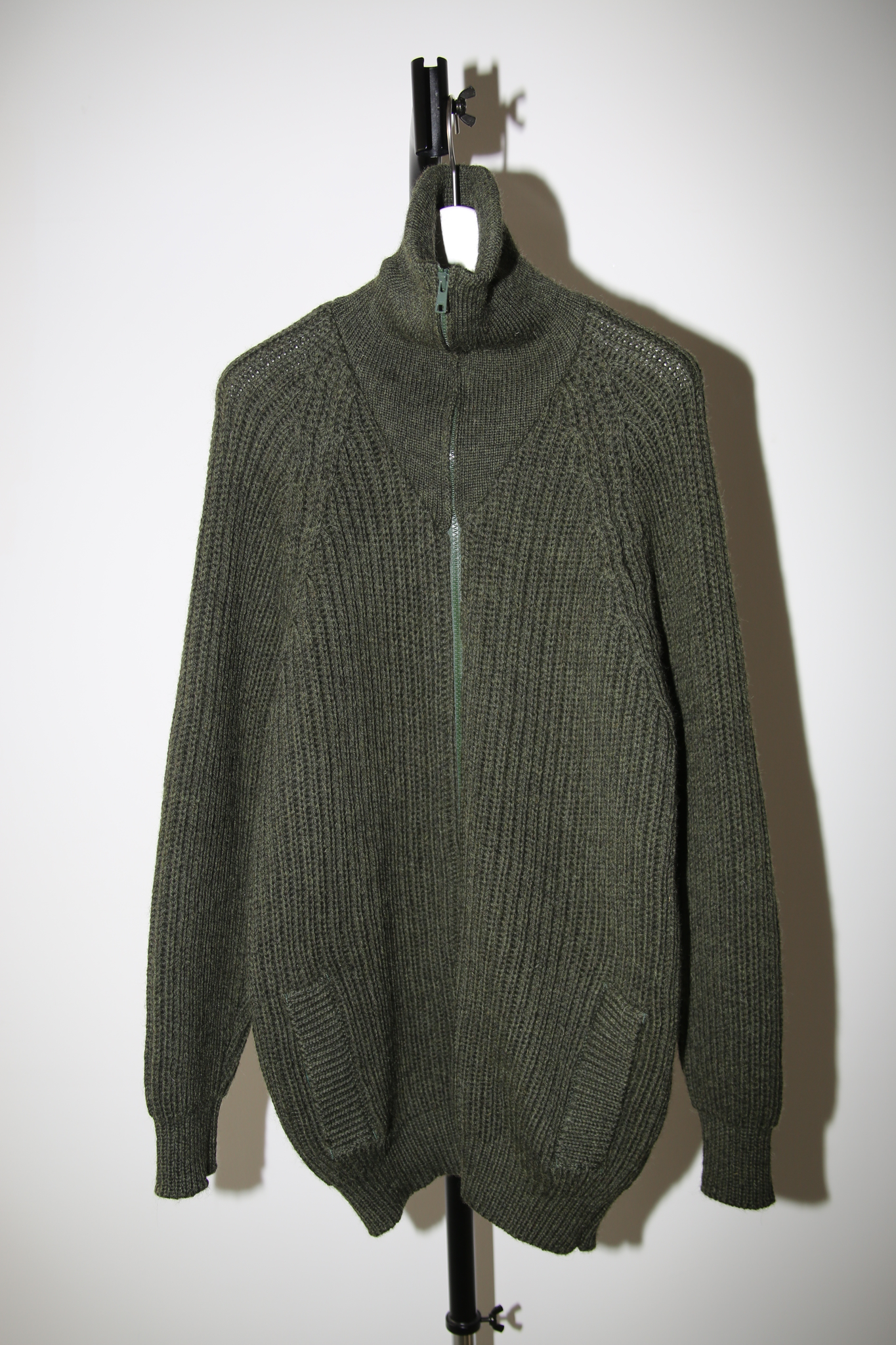 1990 VINTAGE / LOW GAUGE WOOL ZIP UP DRIVERS SWEATER IN OLIVE GREEN