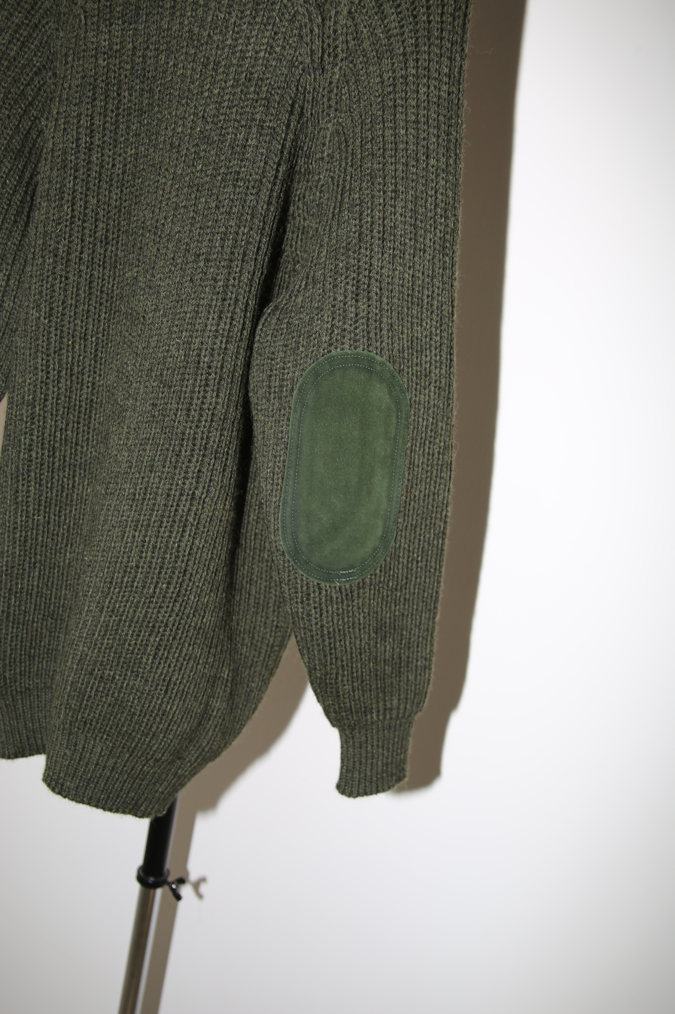 1990 VINTAGE / LOW GAUGE WOOL ZIP UP DRIVERS SWEATER IN OLIVE GREEN