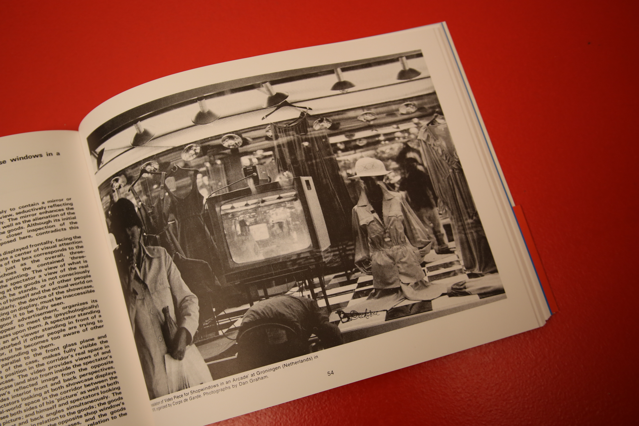 Dan Graham / VIDEO ARCHITECTURE TELEVISION : WRITINGS ON VIDEO AND VIDEO WORKS 1970 - 1978 [REPRINTED EDITION]