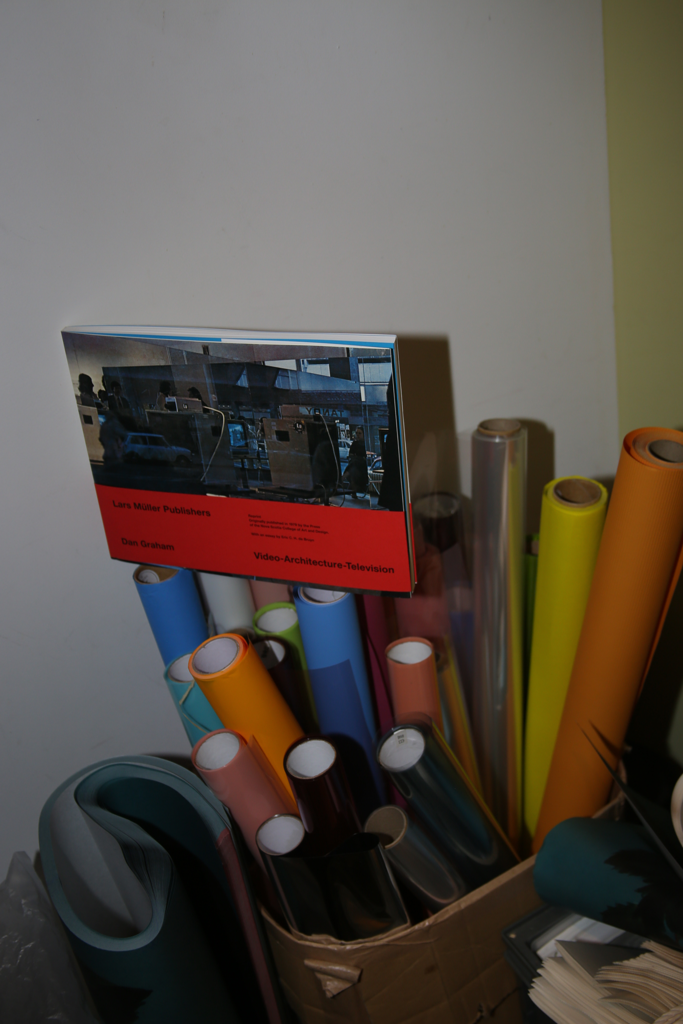 Dan Graham / VIDEO ARCHITECTURE TELEVISION : WRITINGS ON VIDEO AND VIDEO WORKS 1970 - 1978 [REPRINTED EDITION]