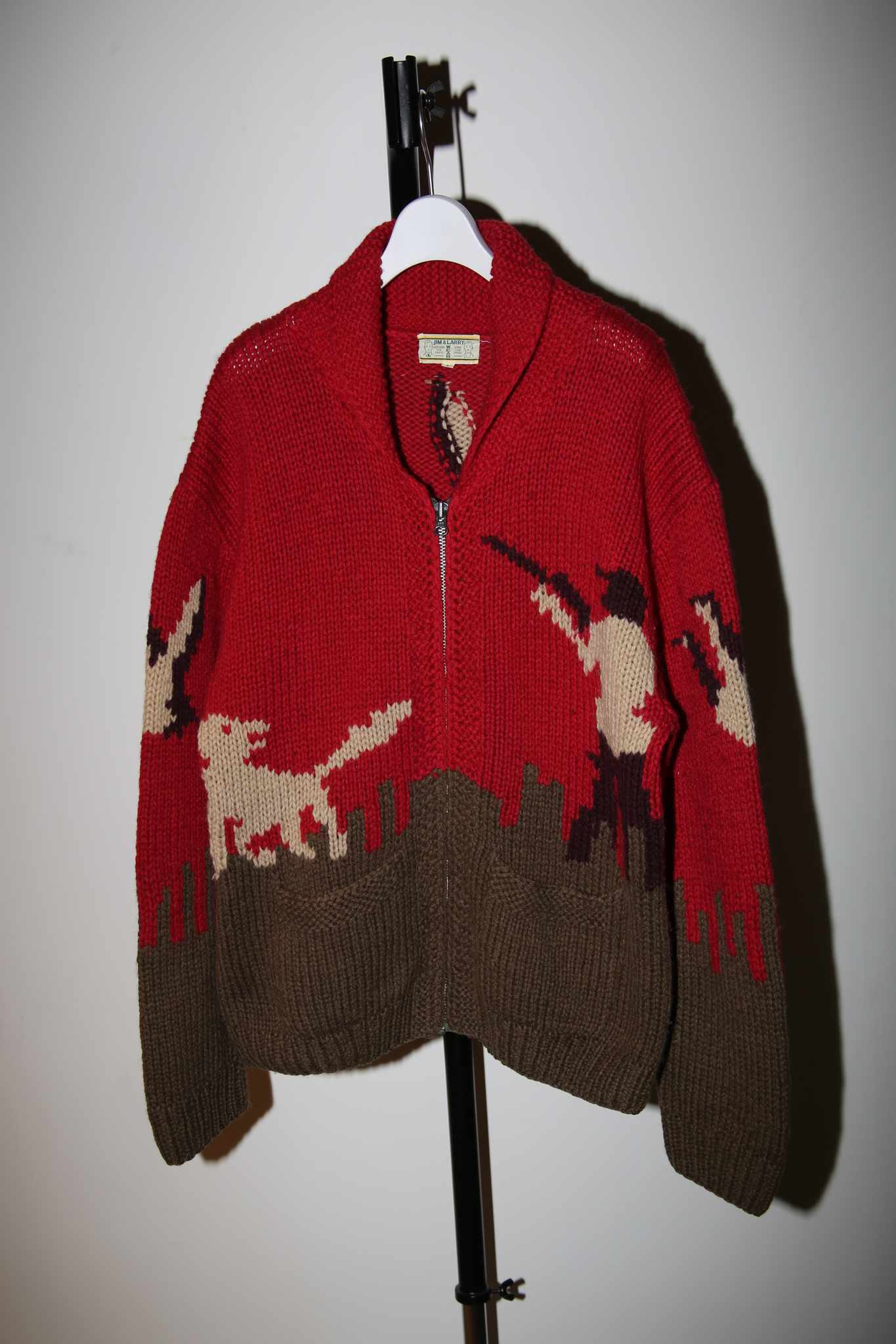1970 VINTAGE / HUNTING MOTIF COWICHAN SWEATER IN RED