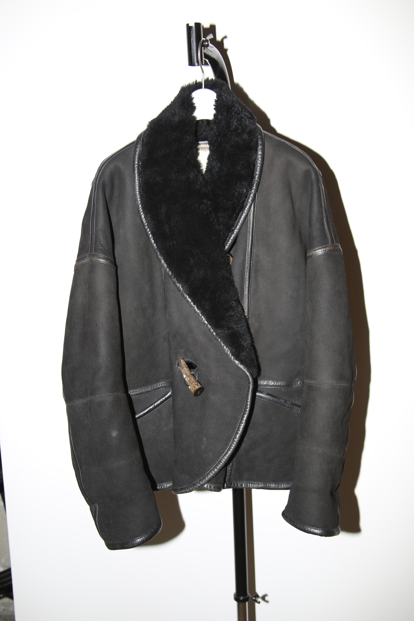 1980 ISSEY MIYAKE / SHAWL COLLAR SHEEP SKIN SHIRRING JACKET WITH HUGE HORN TOGGLE