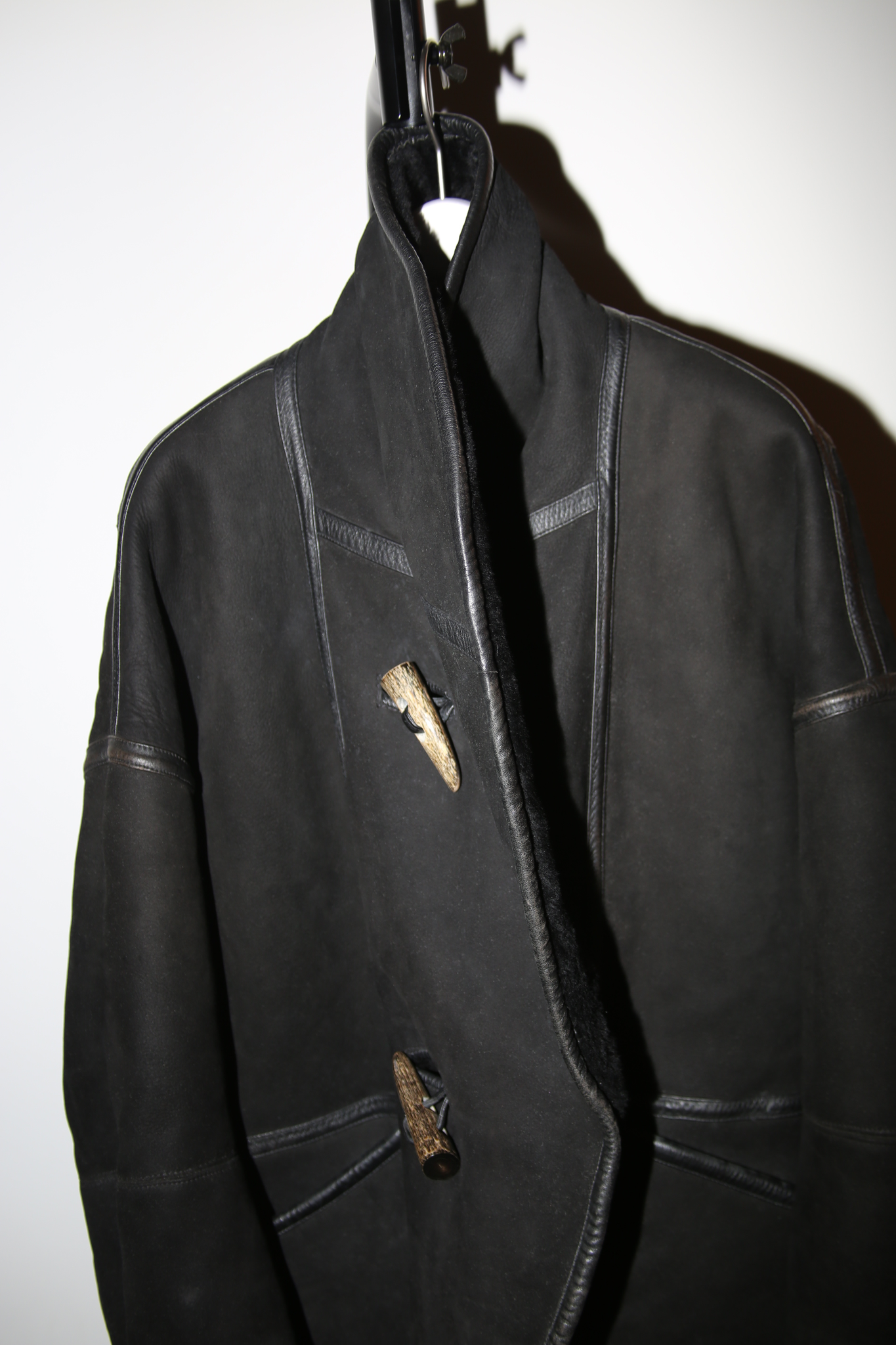 1980 ISSEY MIYAKE / SHAWL COLLAR SHEEP SKIN SHIRRING JACKET WITH HUGE HORN TOGGLE
