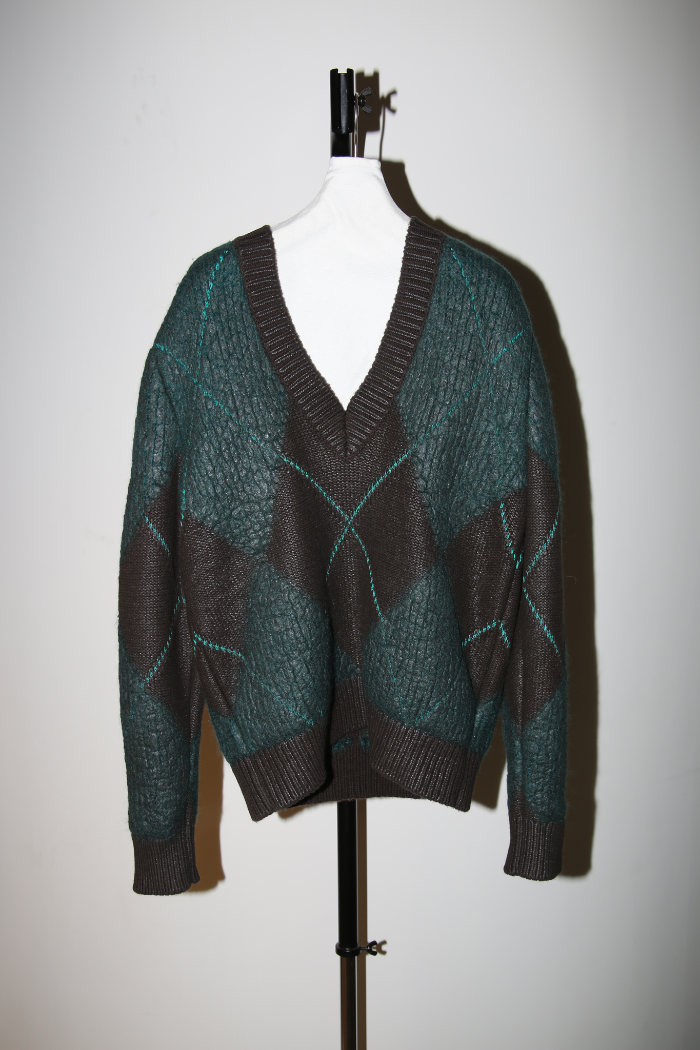 2021 BOTTEGA VENETA / COATING ARGYLE SWEATER WITH DEEP V NECK