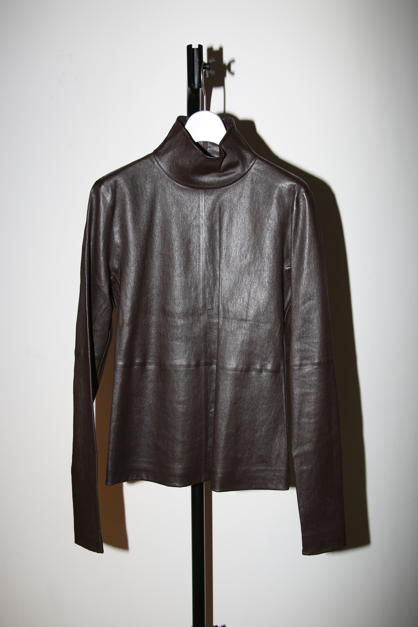 2020 BOTTEGA VENETA / MINIMALIST LEATHER SHIRT IN DARK BROWN