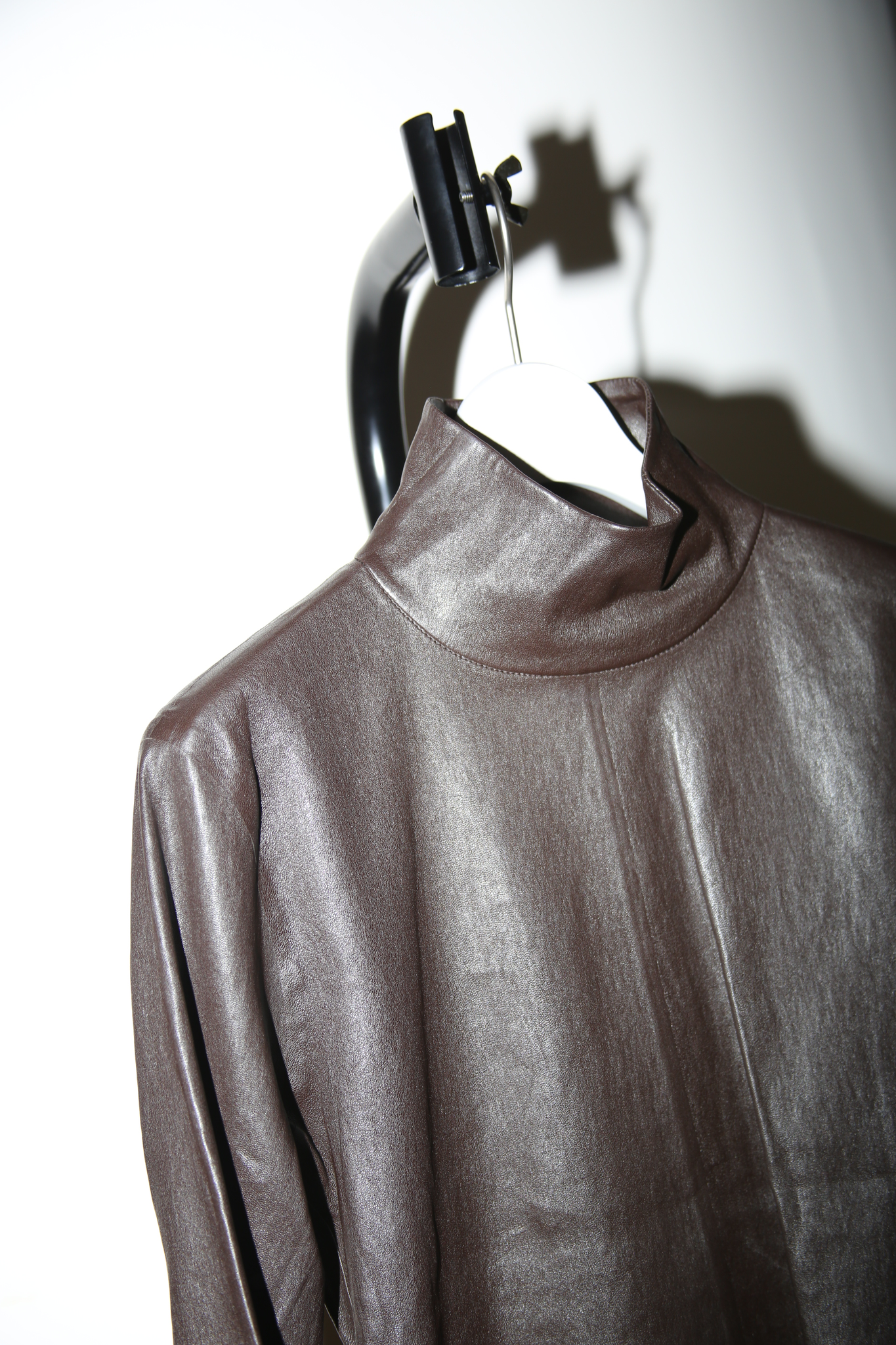 2020 BOTTEGA VENETA / MINIMALIST LEATHER SHIRT IN DARK BROWN