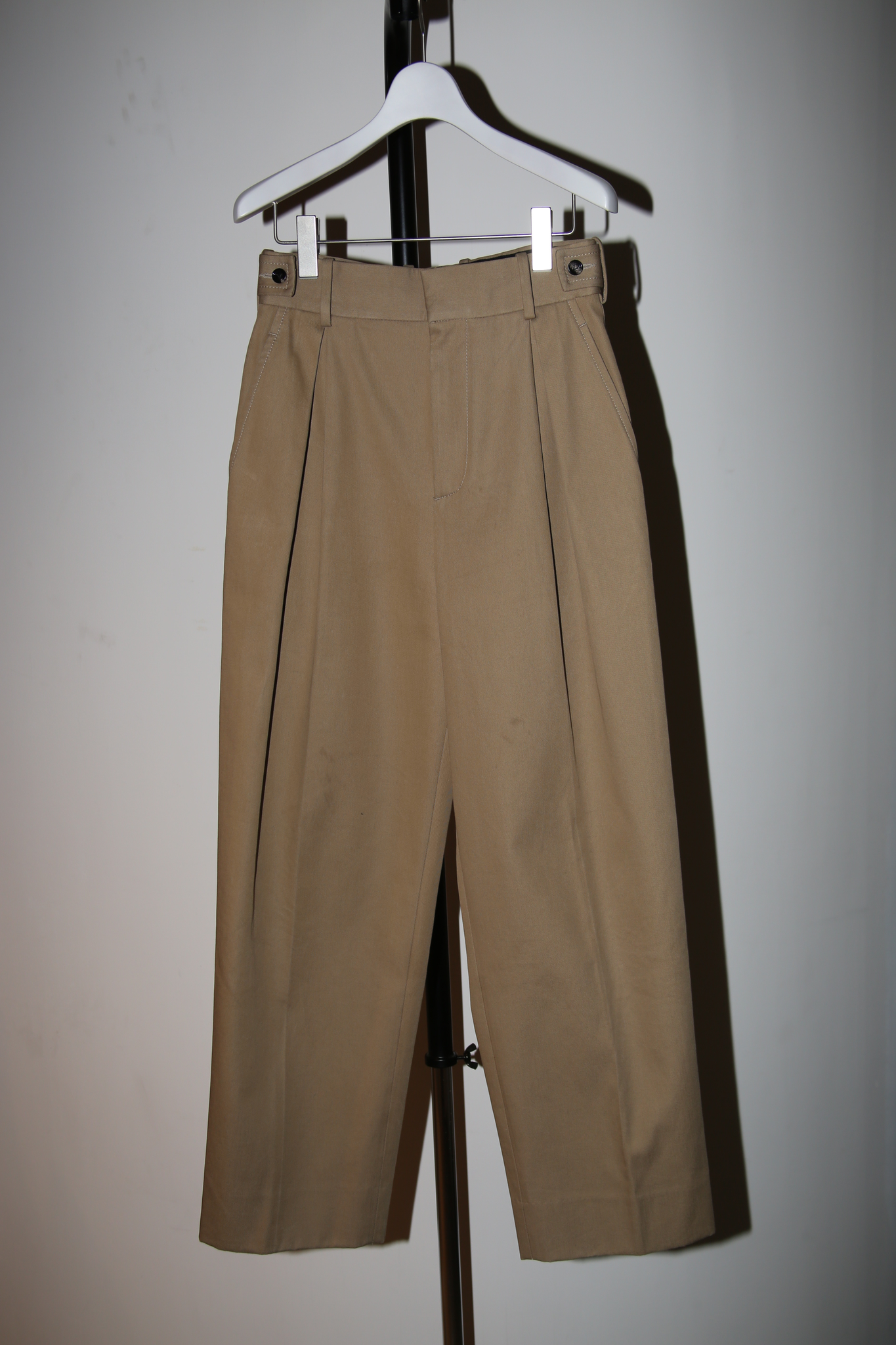 2021 BOTTEGA VENETA / DEEP PLEATED STRAIGHT LEG TROUSER IN SAND BEIGE
