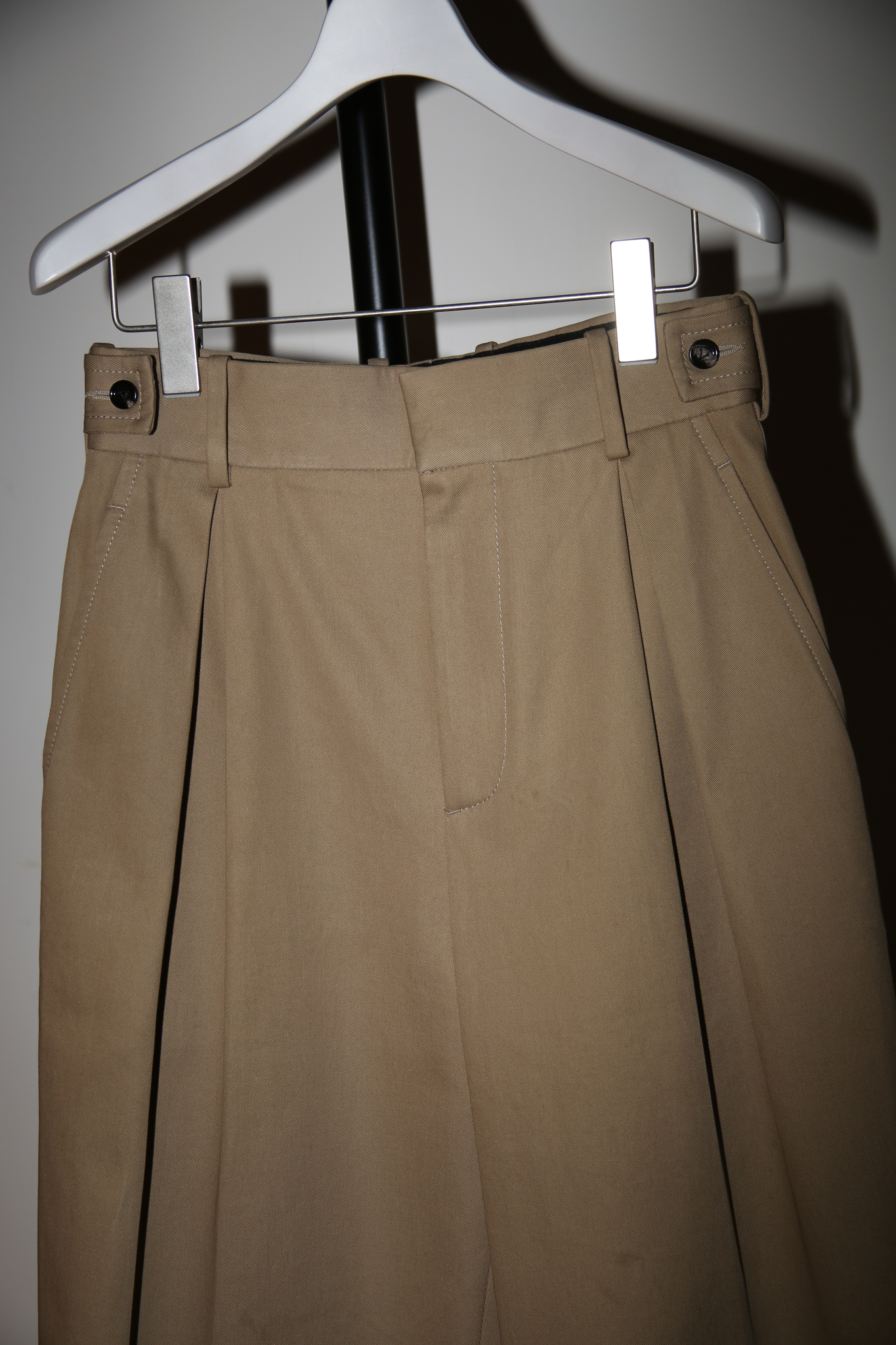 2021 BOTTEGA VENETA / DEEP PLEATED STRAIGHT LEG TROUSER IN SAND BEIGE
