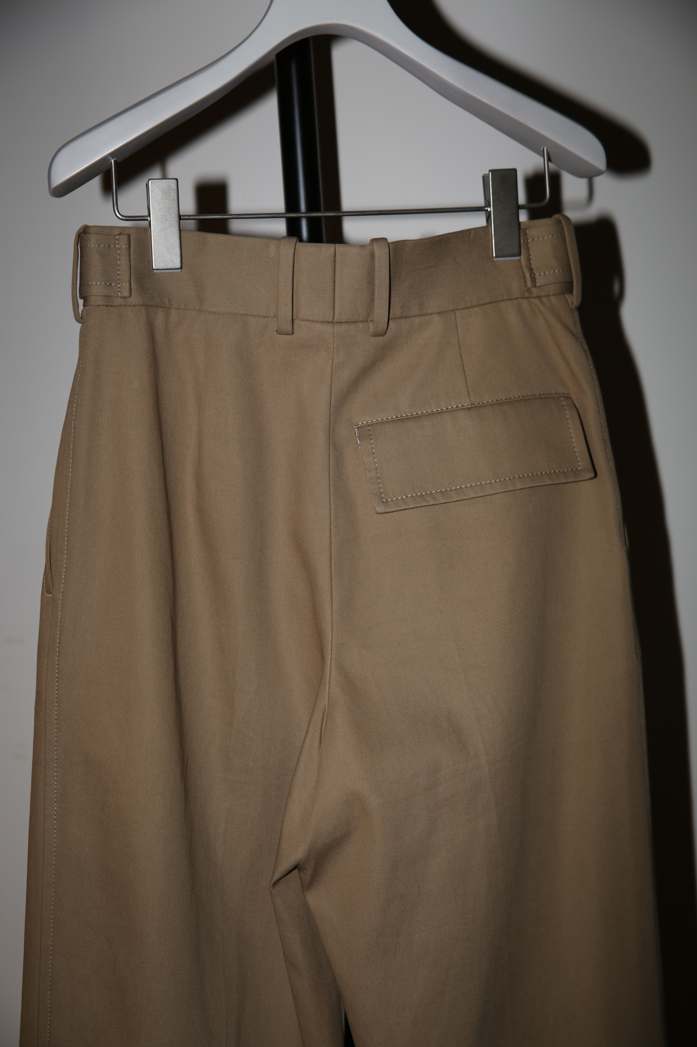 2021 BOTTEGA VENETA / DEEP PLEATED STRAIGHT LEG TROUSER IN SAND BEIGE