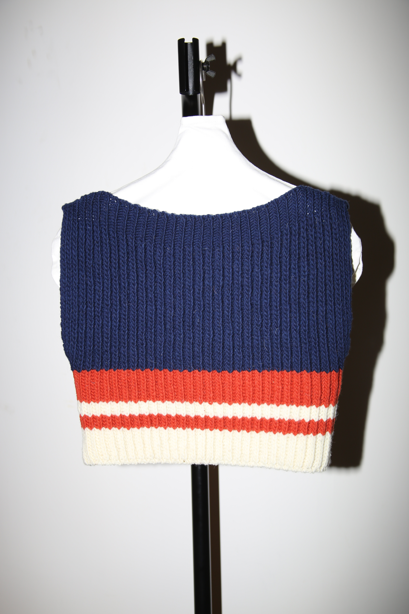 MERYLL ROGGE / CROPPED KNIT TOP IN NAVY