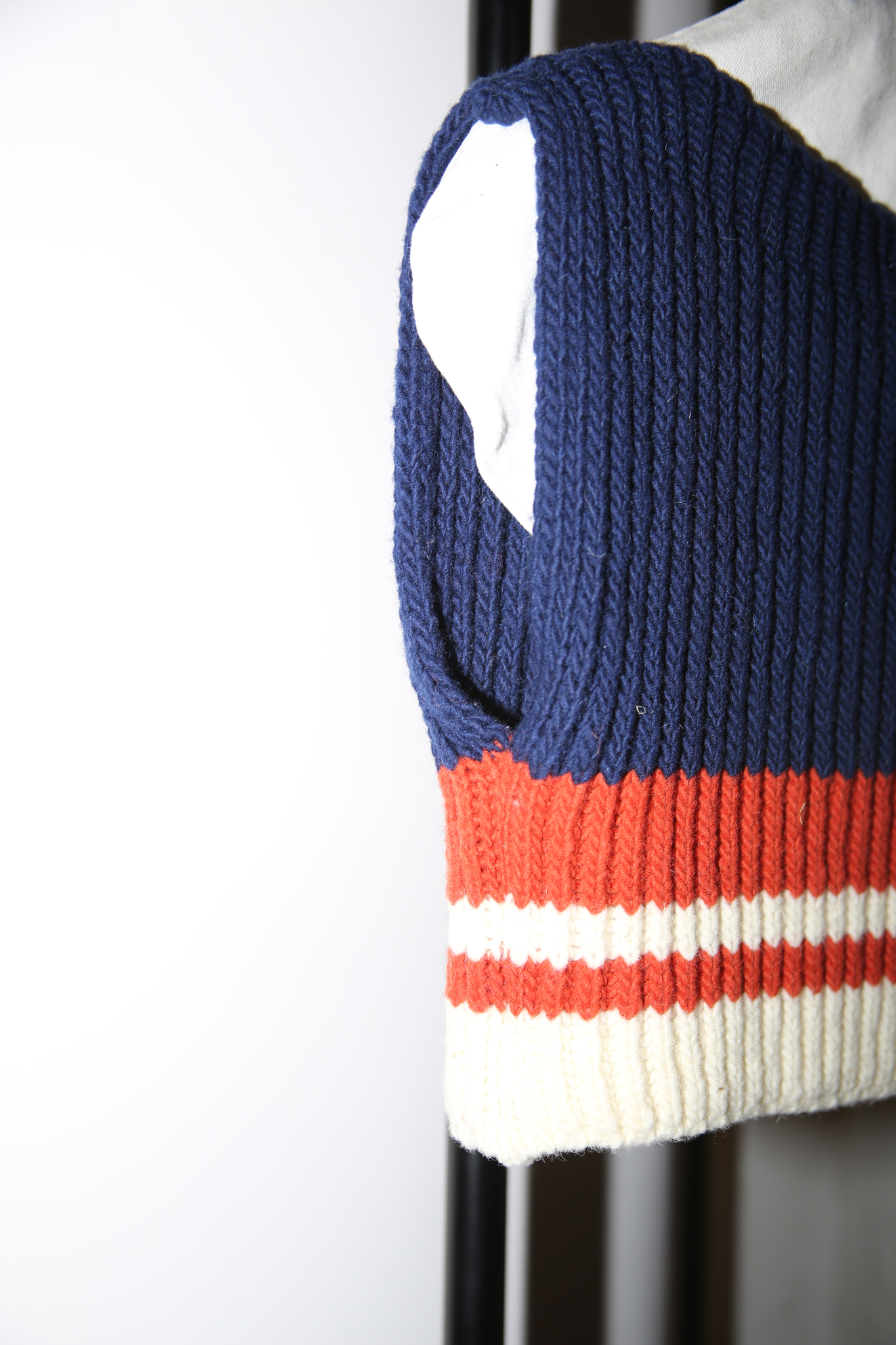 MERYLL ROGGE / CROPPED KNIT TOP IN NAVY