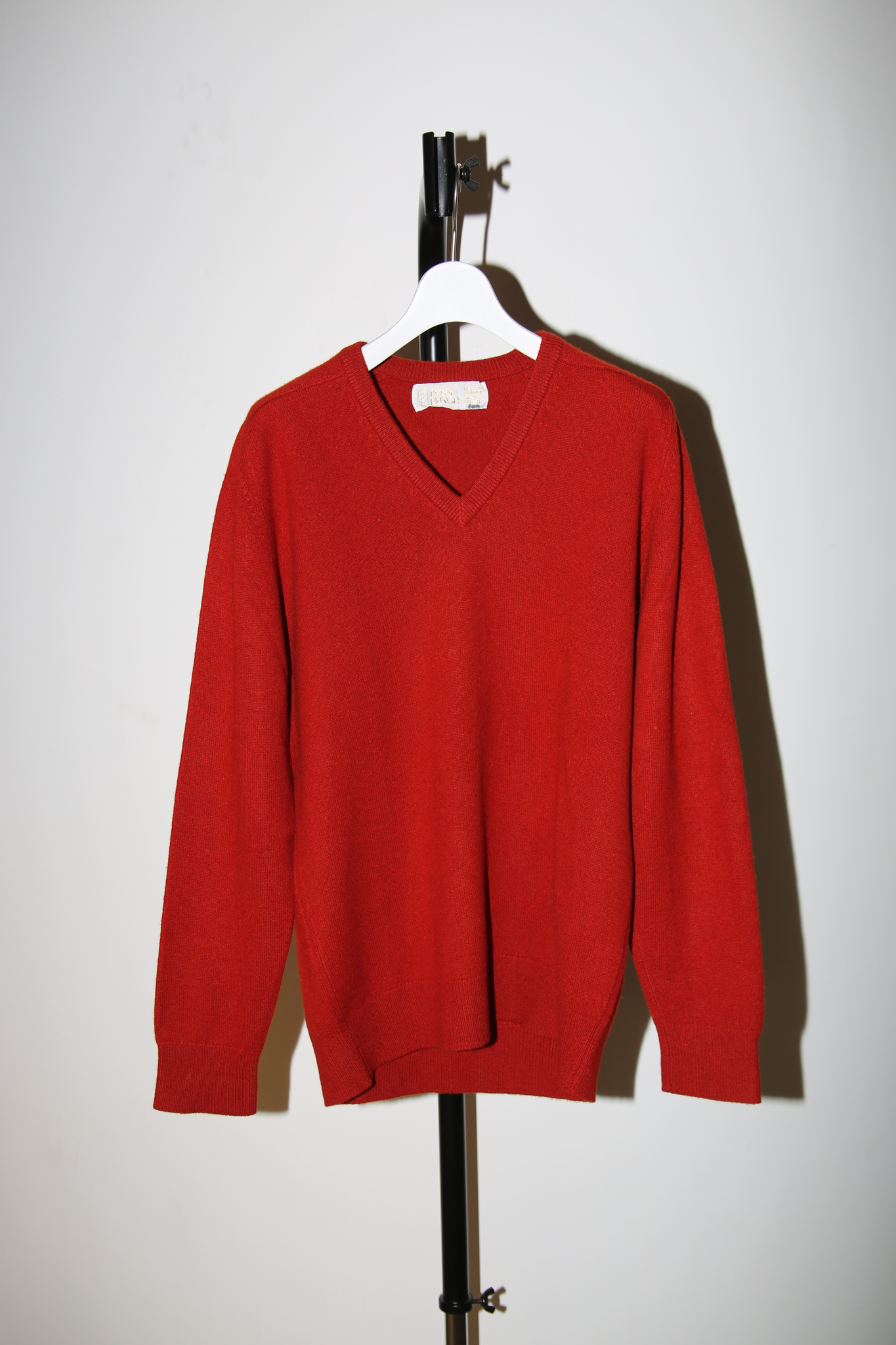 1980 ROYAL PRINGLE / CASHMERE V-NECK SWEATER IN VERMILION