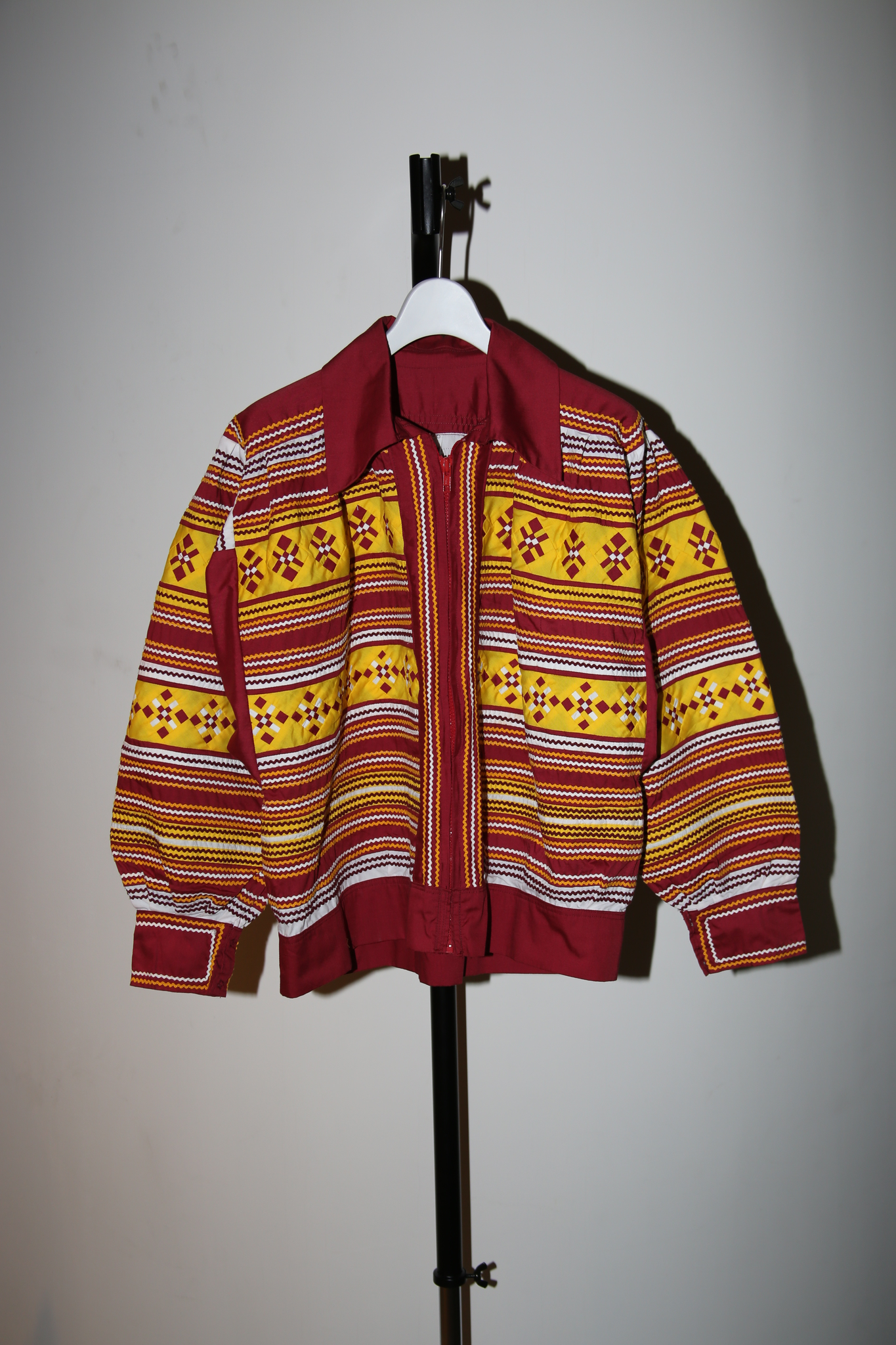 1980 VINTAGE / SEMINOLE INDIAN PATCHWORK JACKET IN BURGUNDY