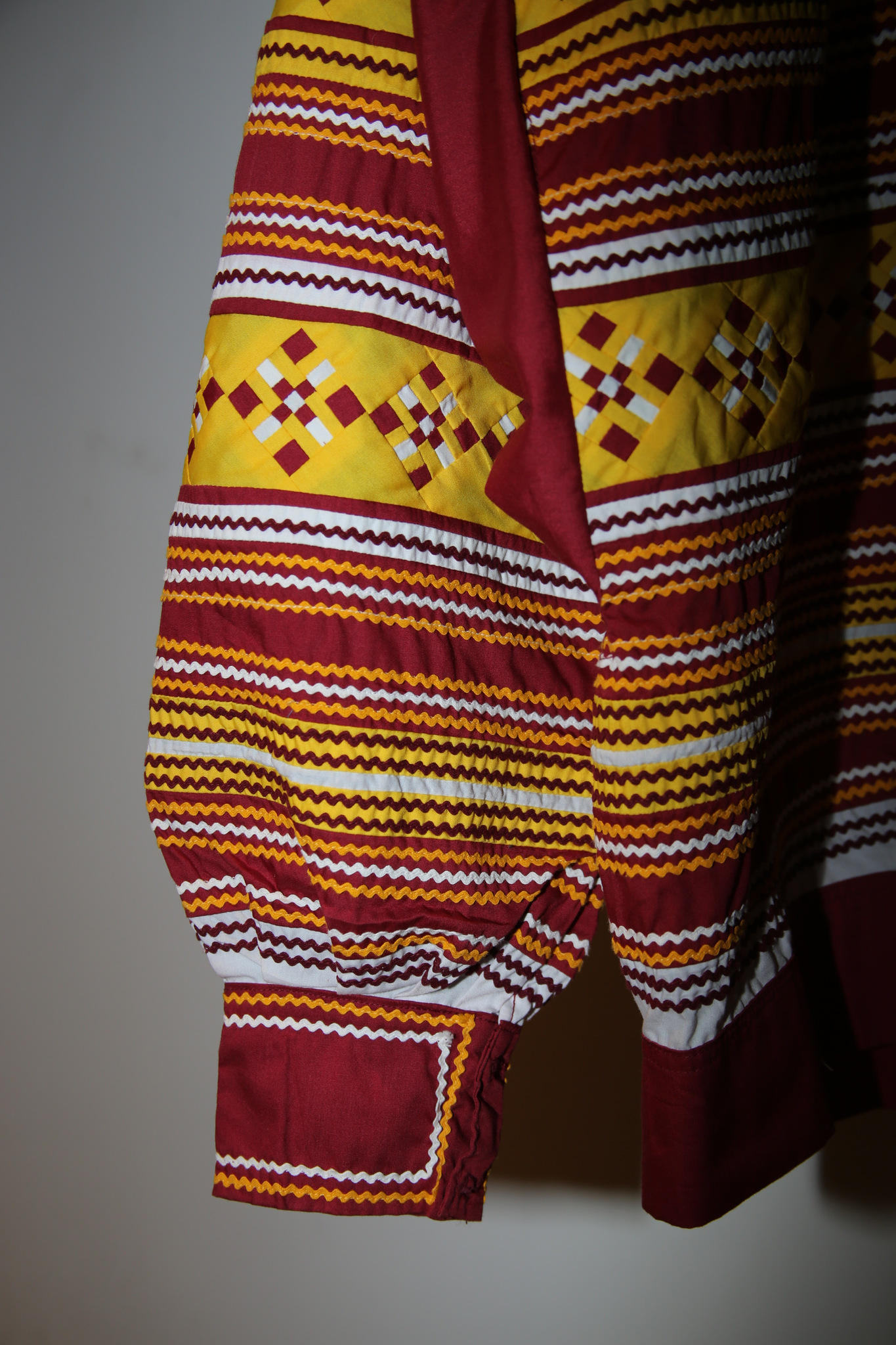 1980 VINTAGE / SEMINOLE INDIAN PATCHWORK JACKET IN BURGUNDY