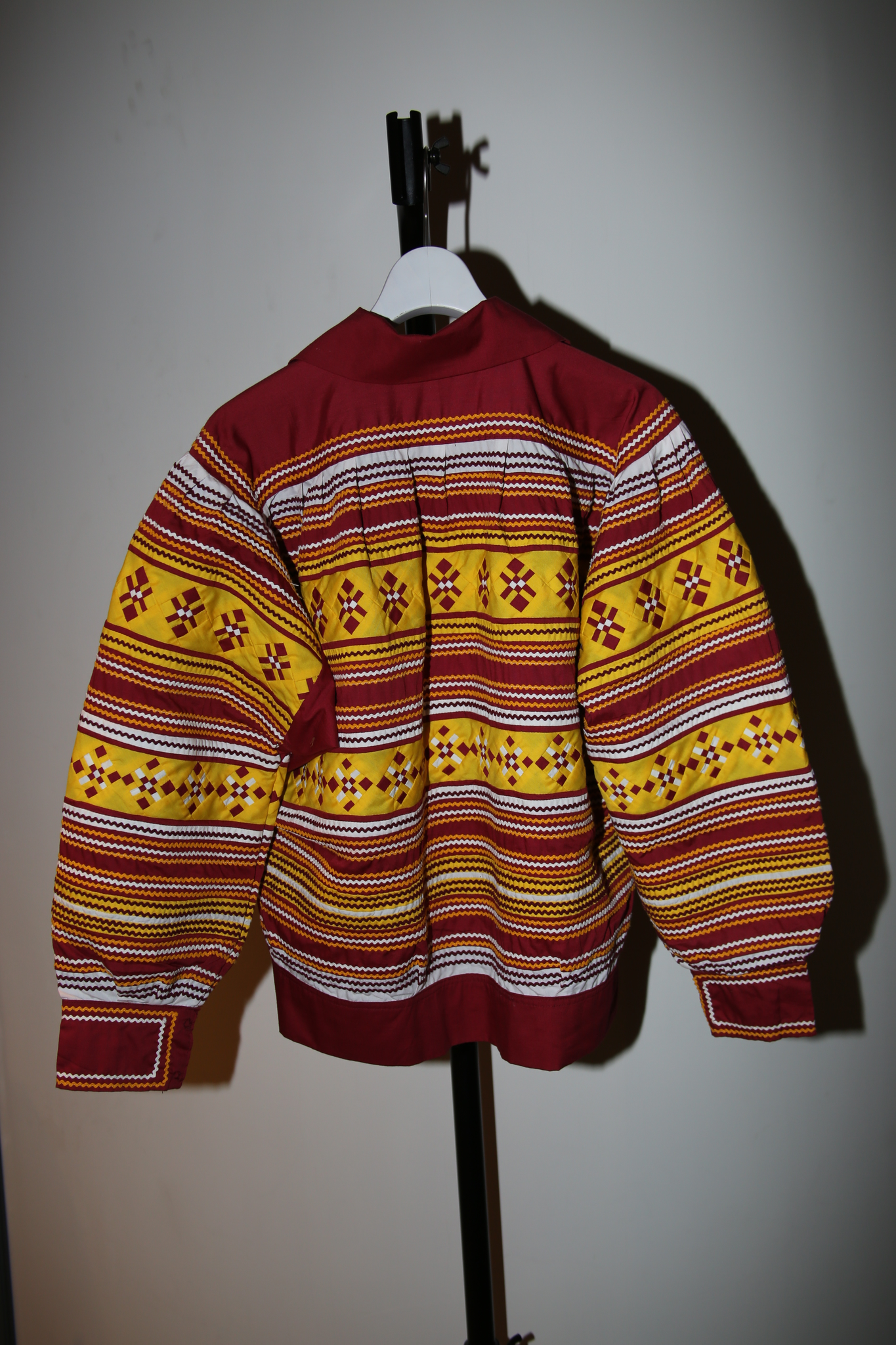 1980 VINTAGE / SEMINOLE INDIAN PATCHWORK JACKET IN BURGUNDY