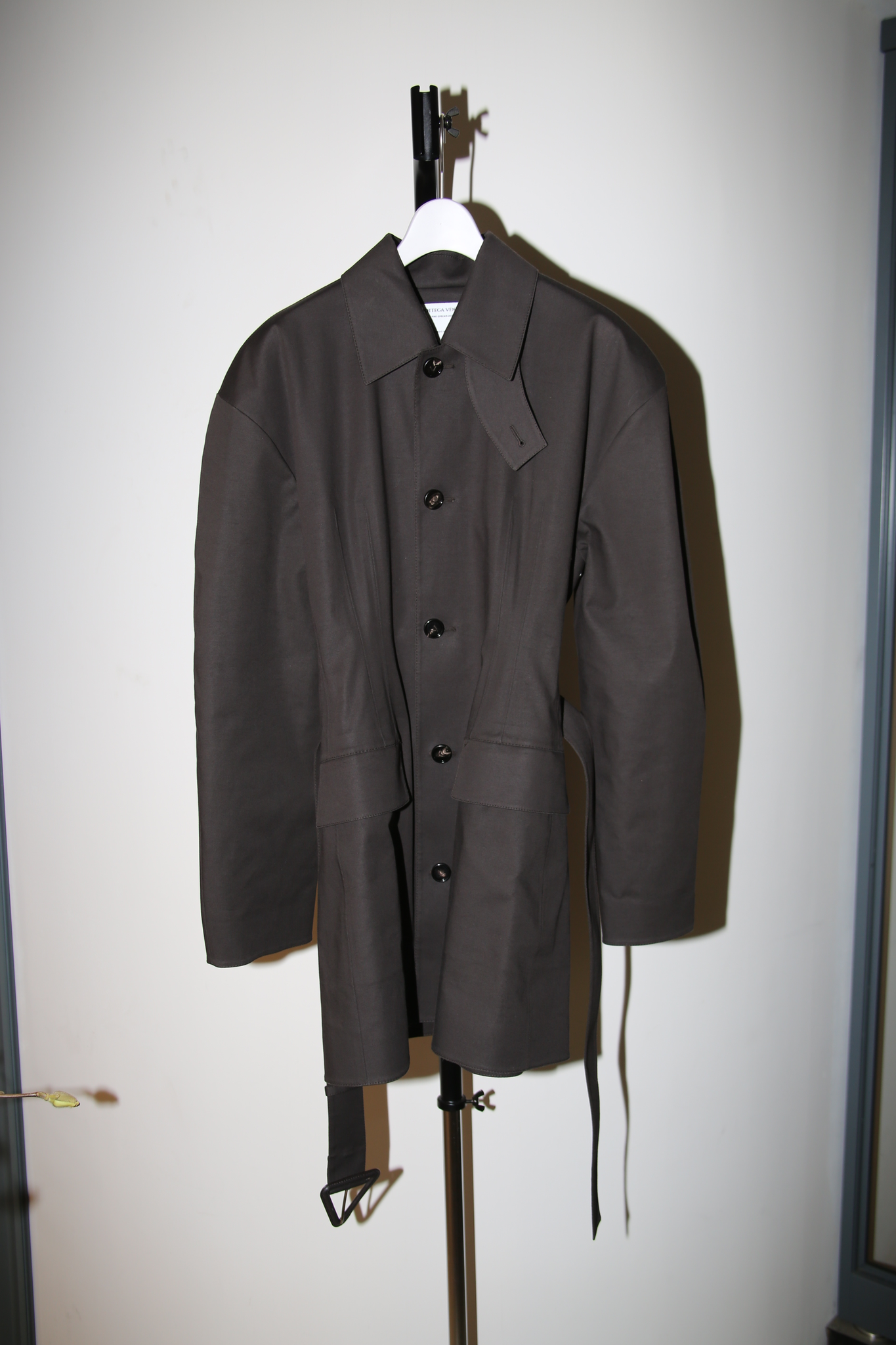 2021 BOTTEGA VENETA / RUBBERLIZED RAIN COAT IN DARK BROWN