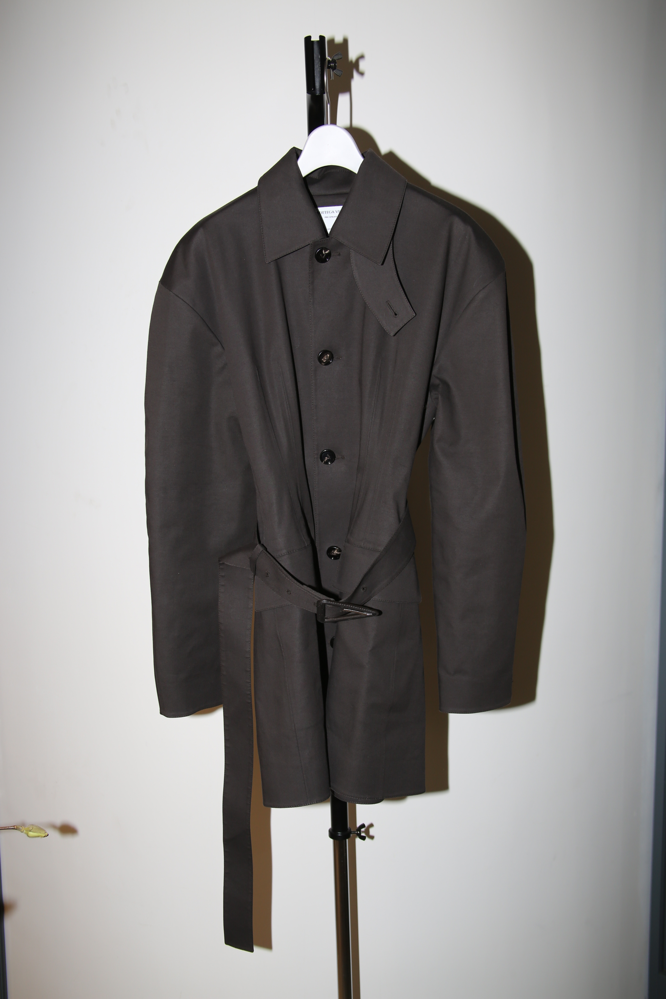 2021 BOTTEGA VENETA / RUBBERLIZED RAIN COAT IN DARK BROWN