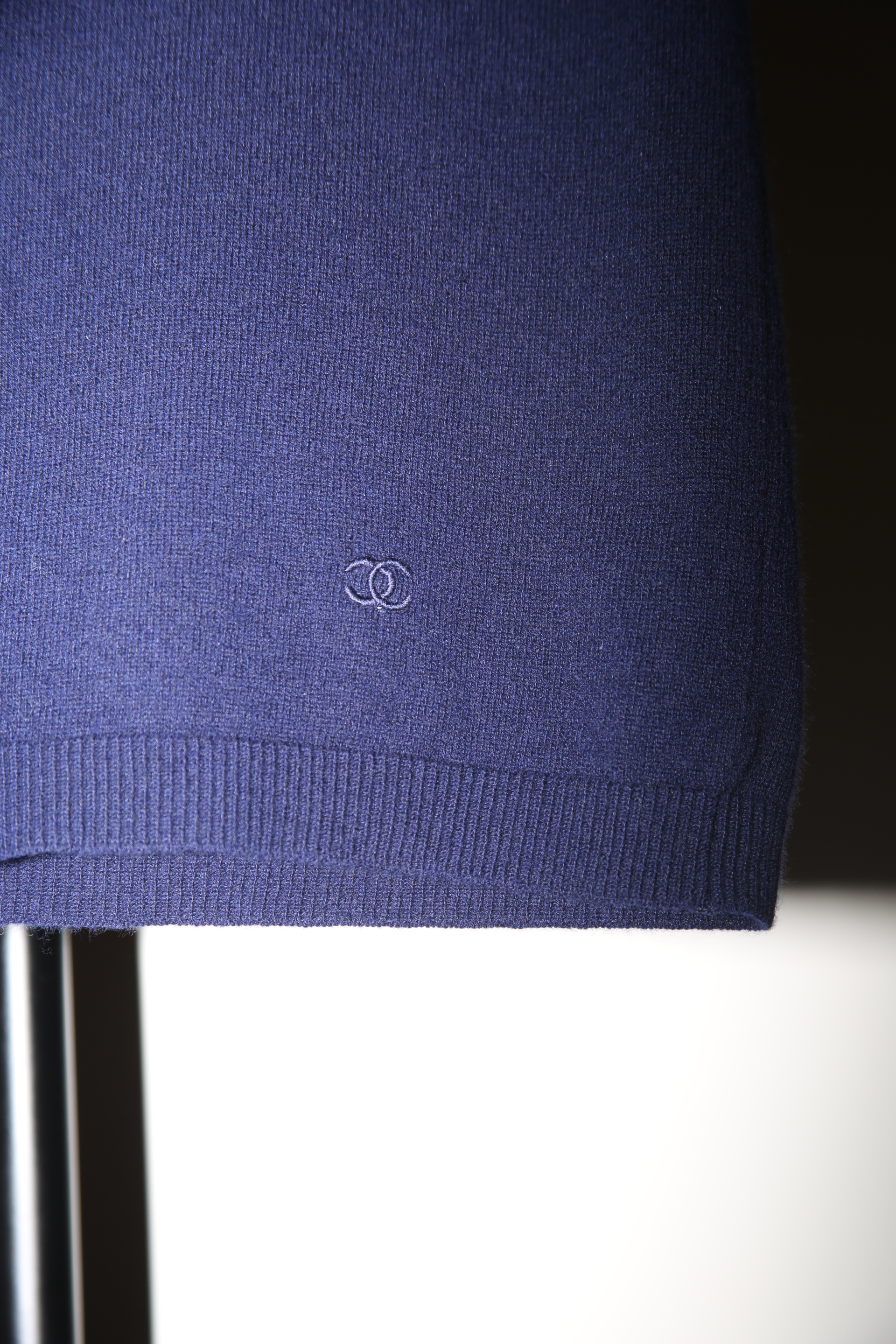 1980 CHANEL / CASHMERE KNIT VEST IN NAVY