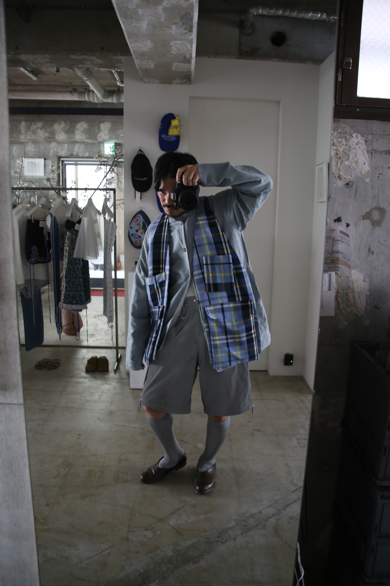 2020 KENNETH IZE / BACK LESS WAIST COAT IN HAND WOVEN FABRIC