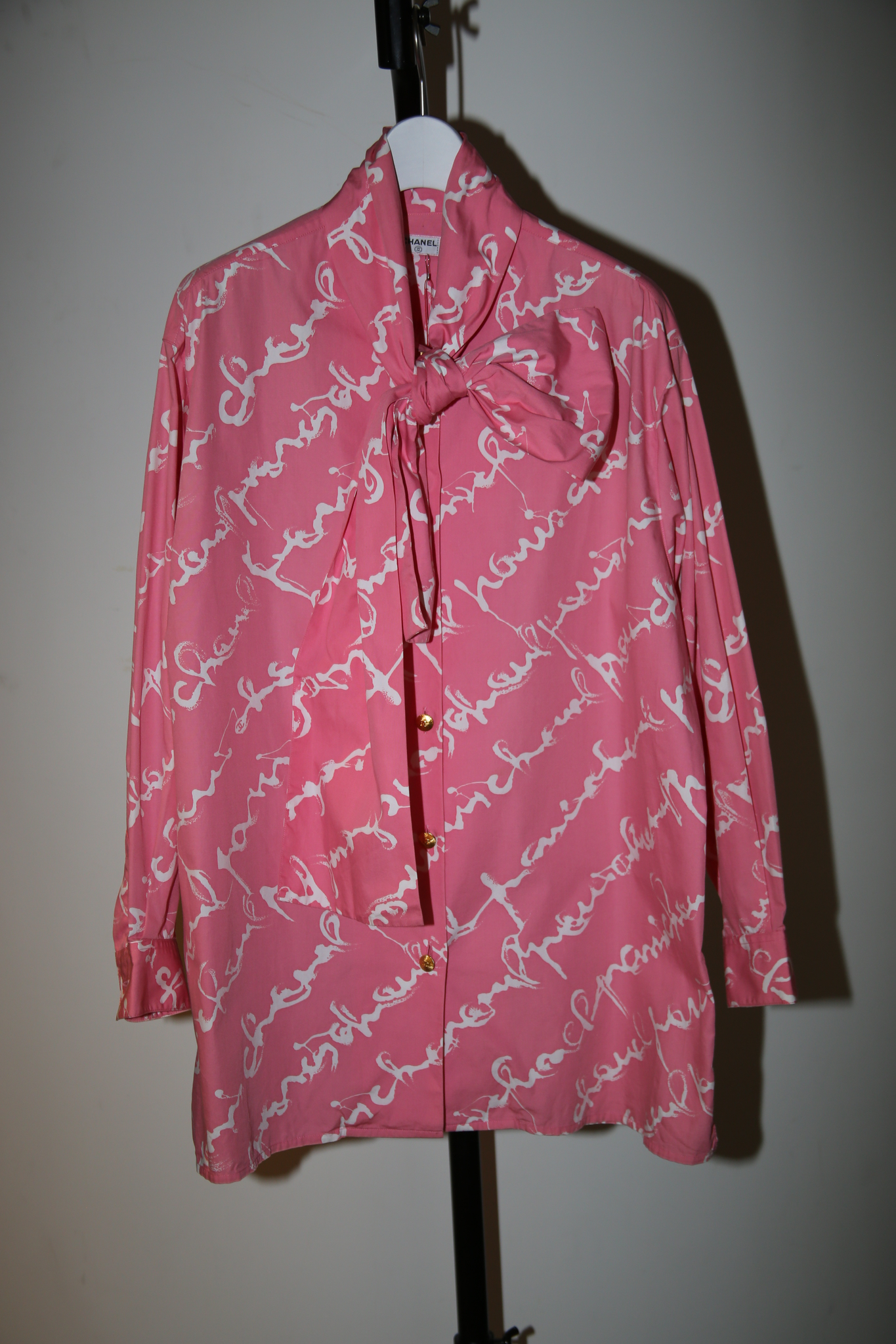 1990 CHANEL / COTTON BOW TIE BIG SHIRT IN PINK