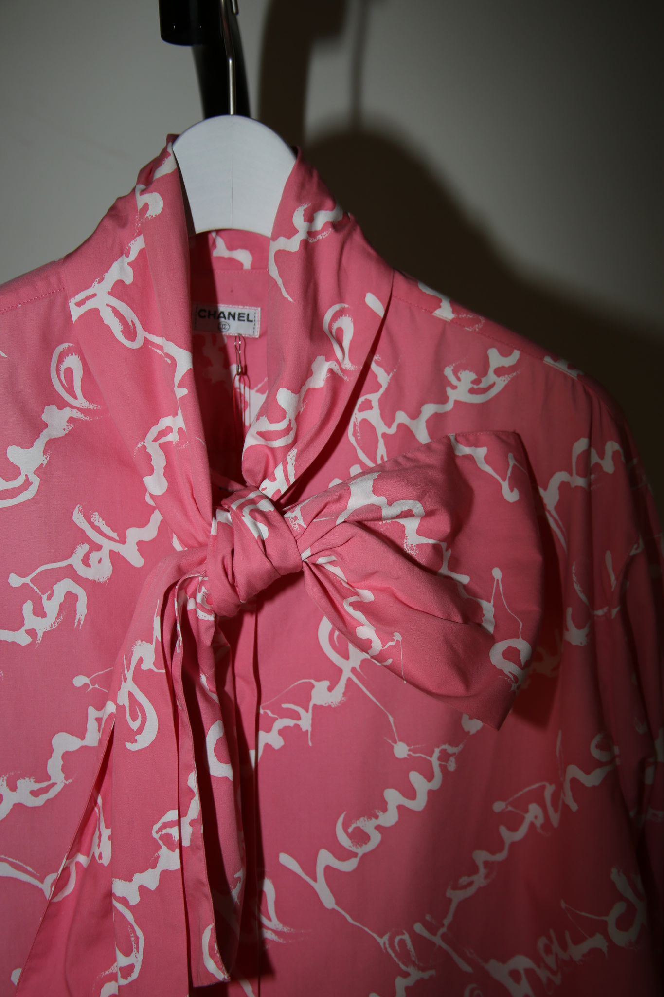 1990 CHANEL / COTTON BOW TIE BIG SHIRT IN PINK