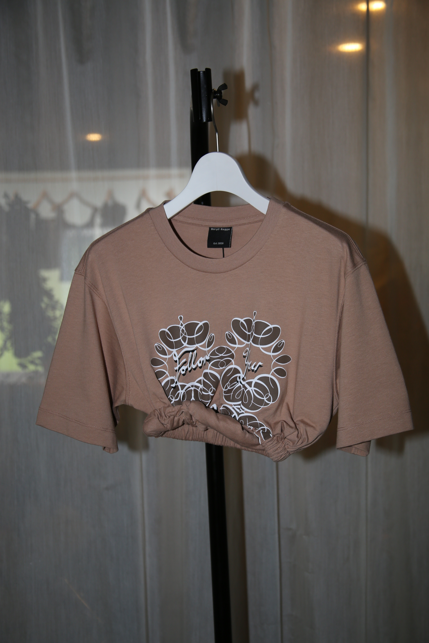 MERYLL ROGGE / ROLLED UP T-SHIRT IN DARK BROWN