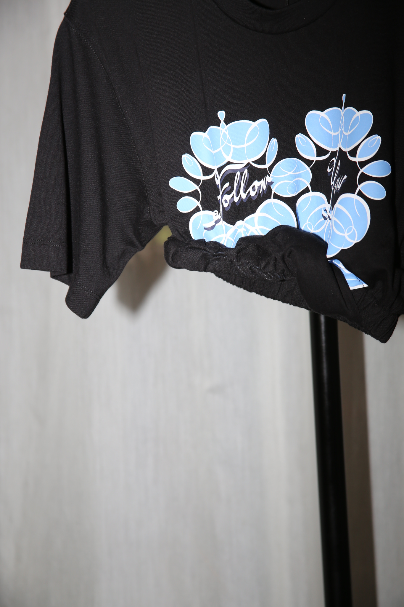 MERYLL ROGGE / ROLLED UP T-SHIRT IN BLACK