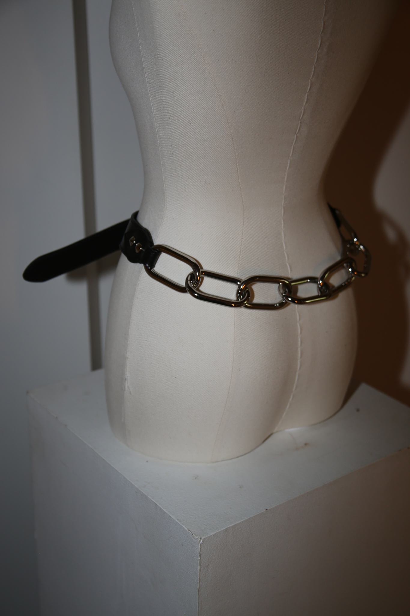MERYLL ROGGE / DOUBLE TIP BELT WITH CHAIN IN BLACK – fernweh