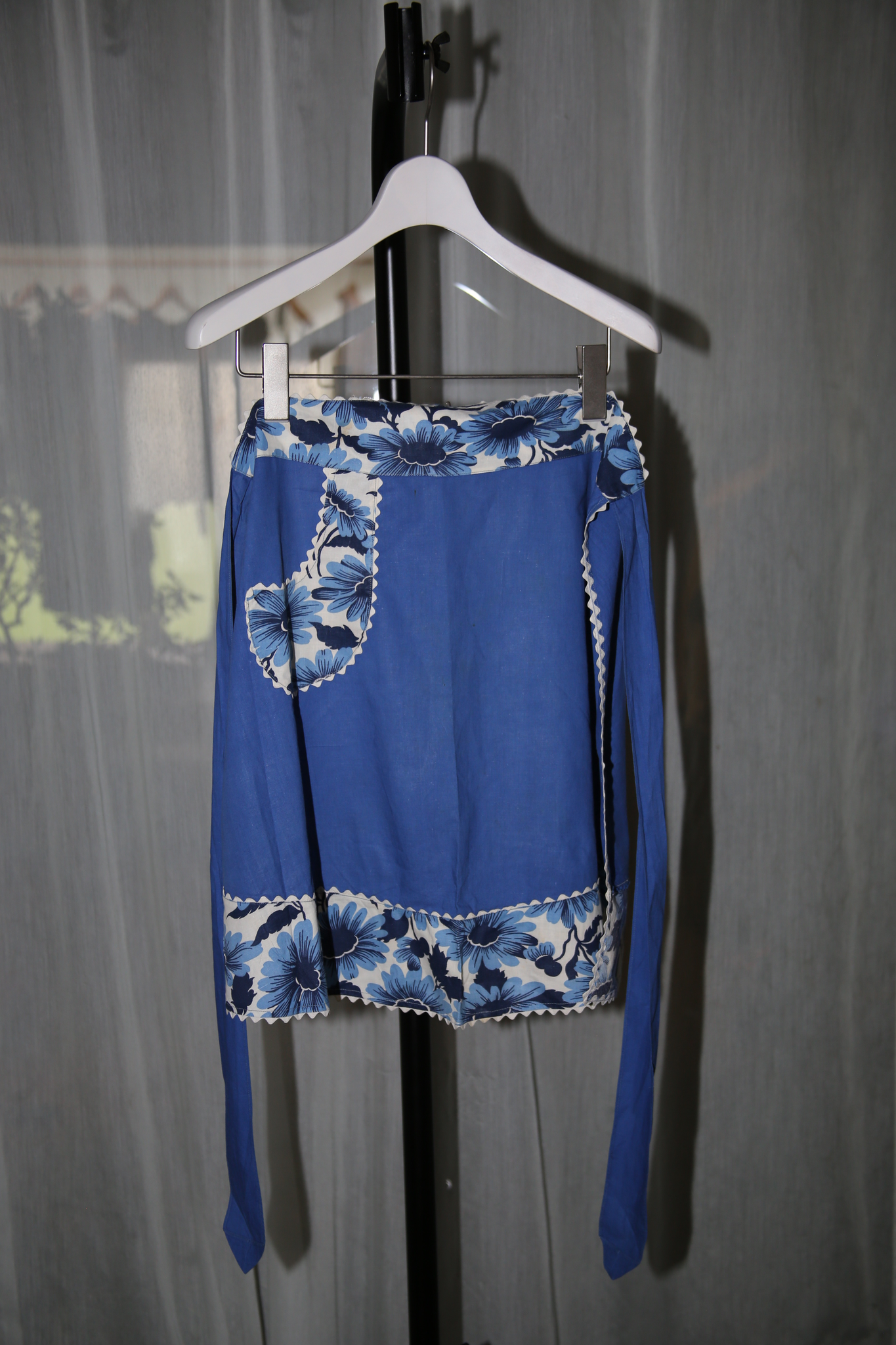 1950 VINTAGE / COTTON EPRON SKIRT WITH FLORAL MOTIF