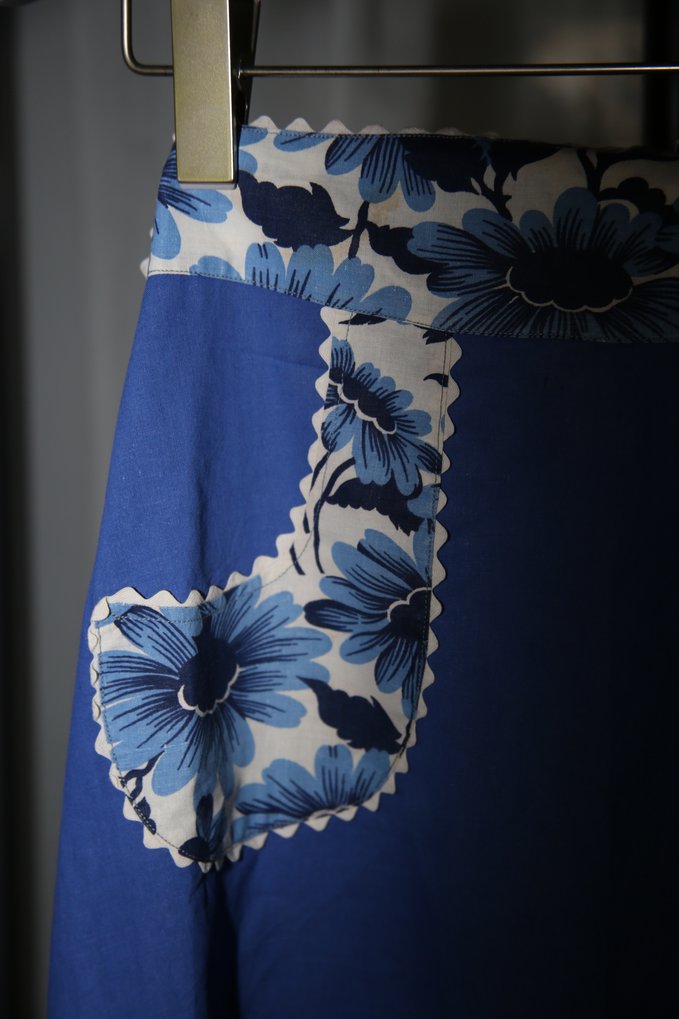 1950 VINTAGE / COTTON EPRON SKIRT WITH FLORAL MOTIF