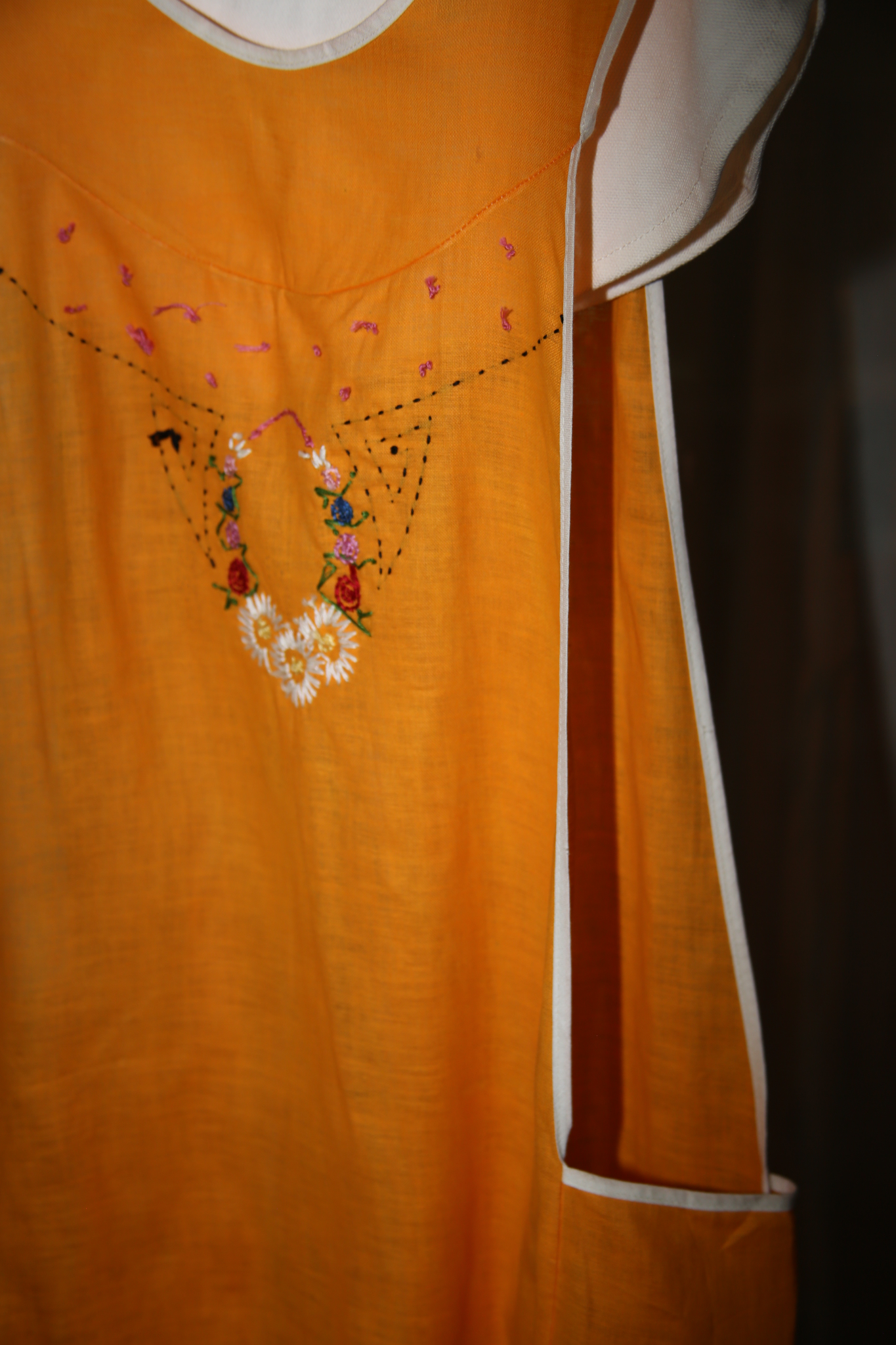 1920 ANTIQUES / LINEN EPRON DRESS WITH HAND EMBROIDERY