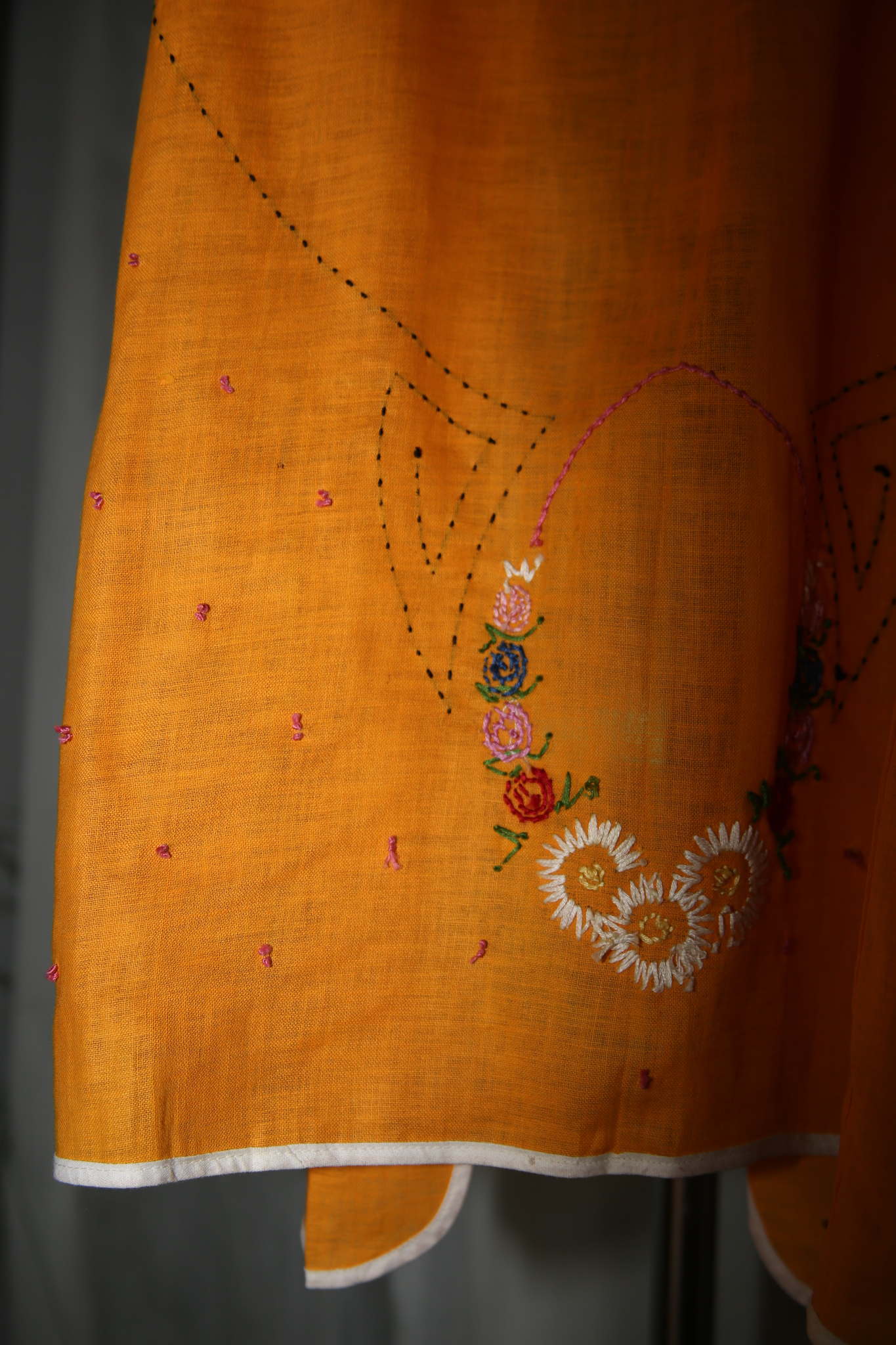 1920 ANTIQUES / LINEN EPRON DRESS WITH HAND EMBROIDERY
