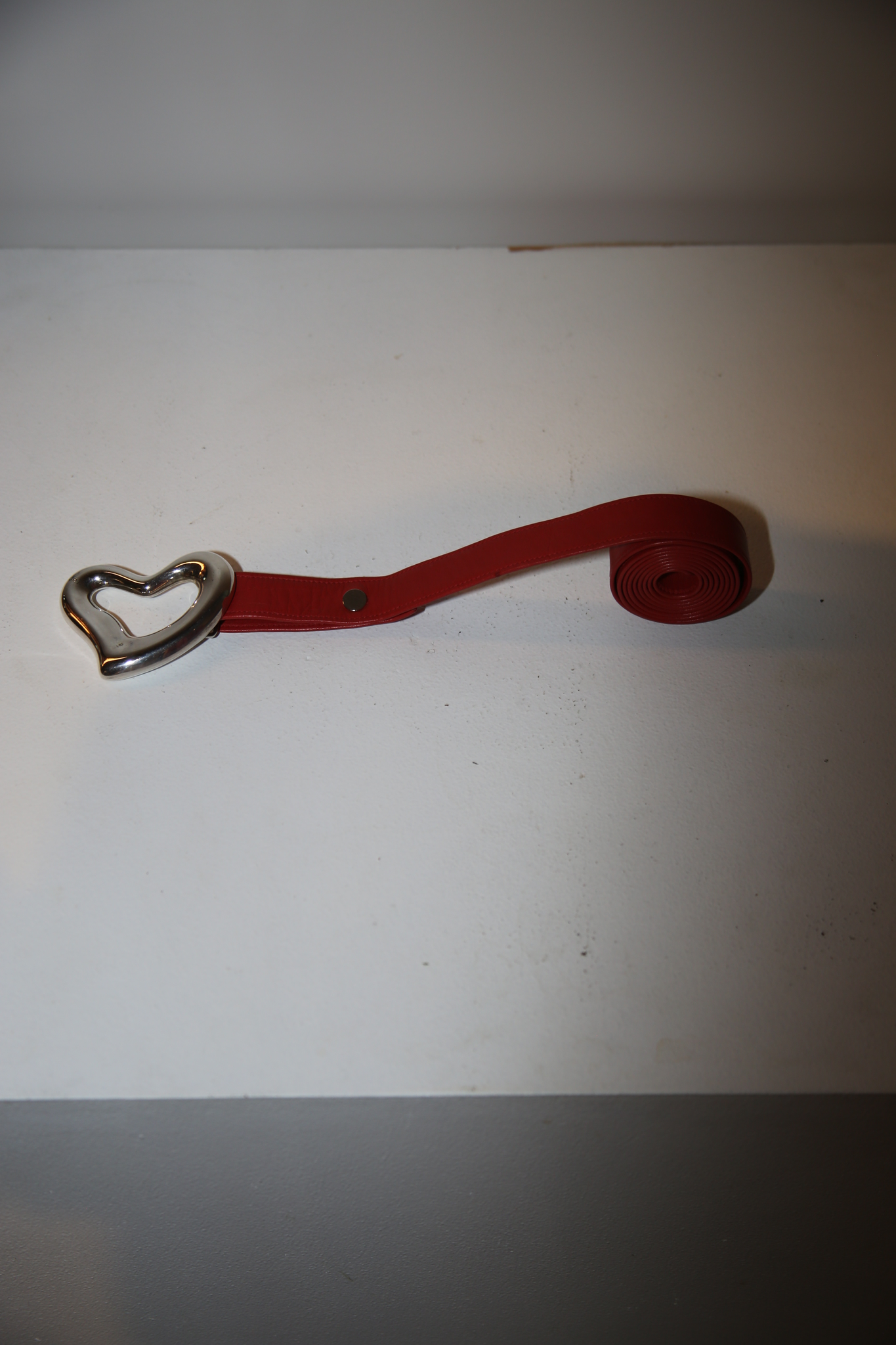 1975 ELSA PERETTI FOR TIFFANY / SMALL OPEN HART BUCKLE LEATHER BELT IN RED
